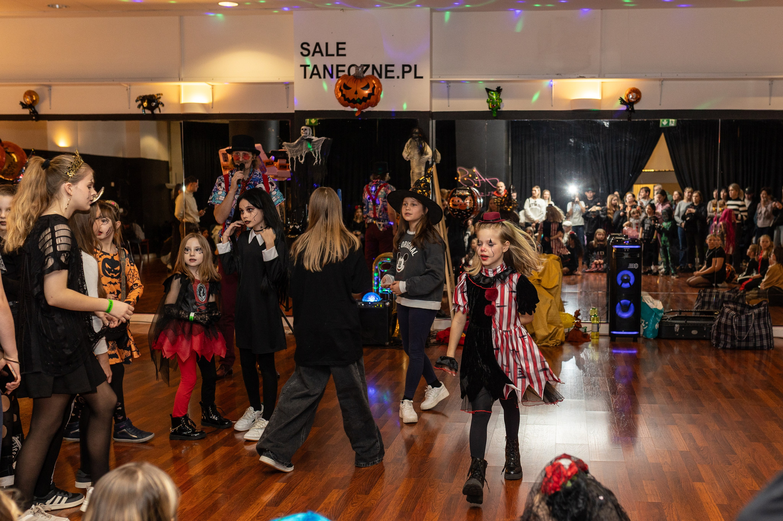 Leo dance studio Helloween 2025. Семейный и детский фотограф в Варшаве Мила Бобровская