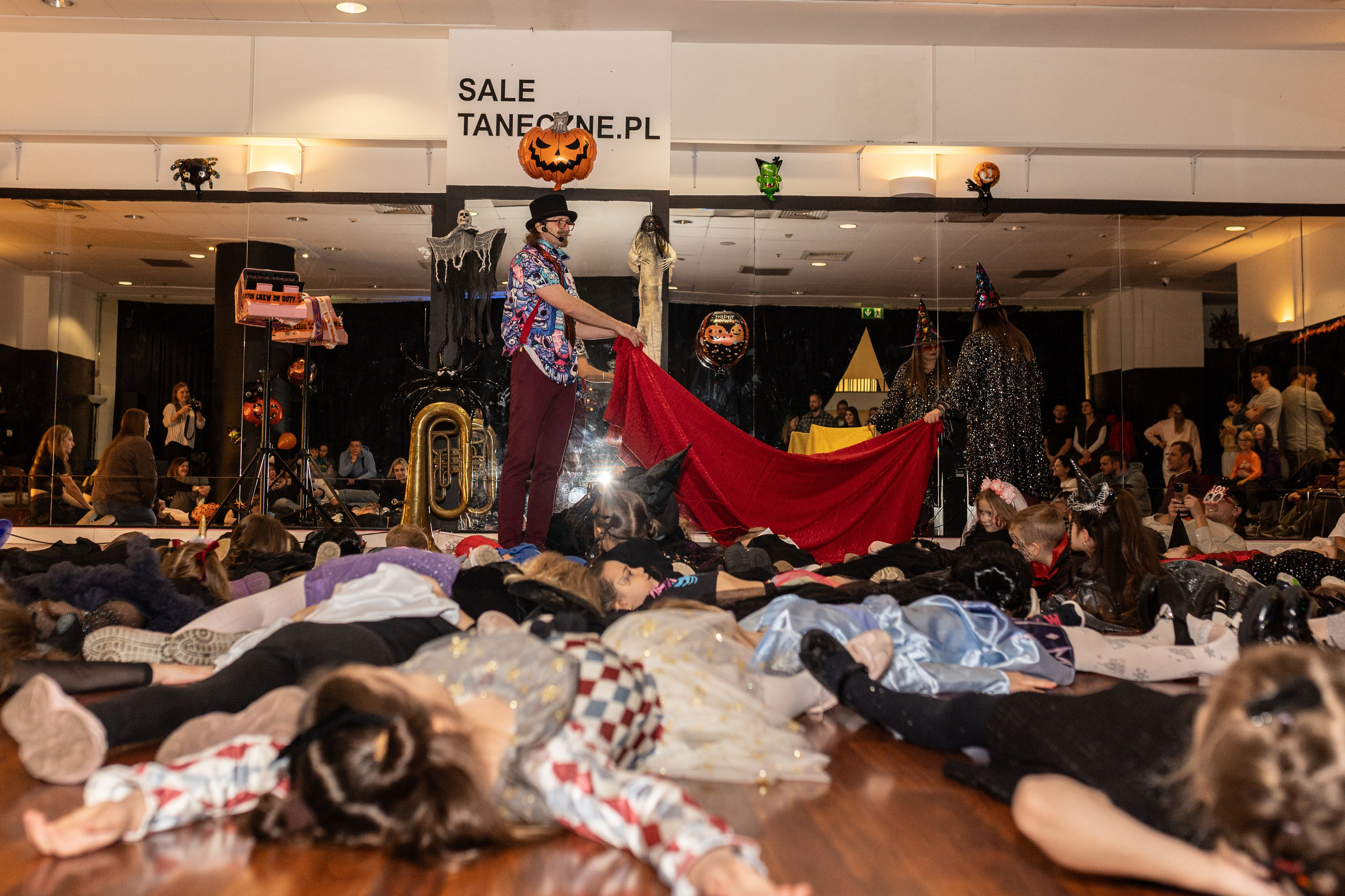 Leo dance studio Helloween 2025. Семейный и детский фотограф в Варшаве Мила Бобровская