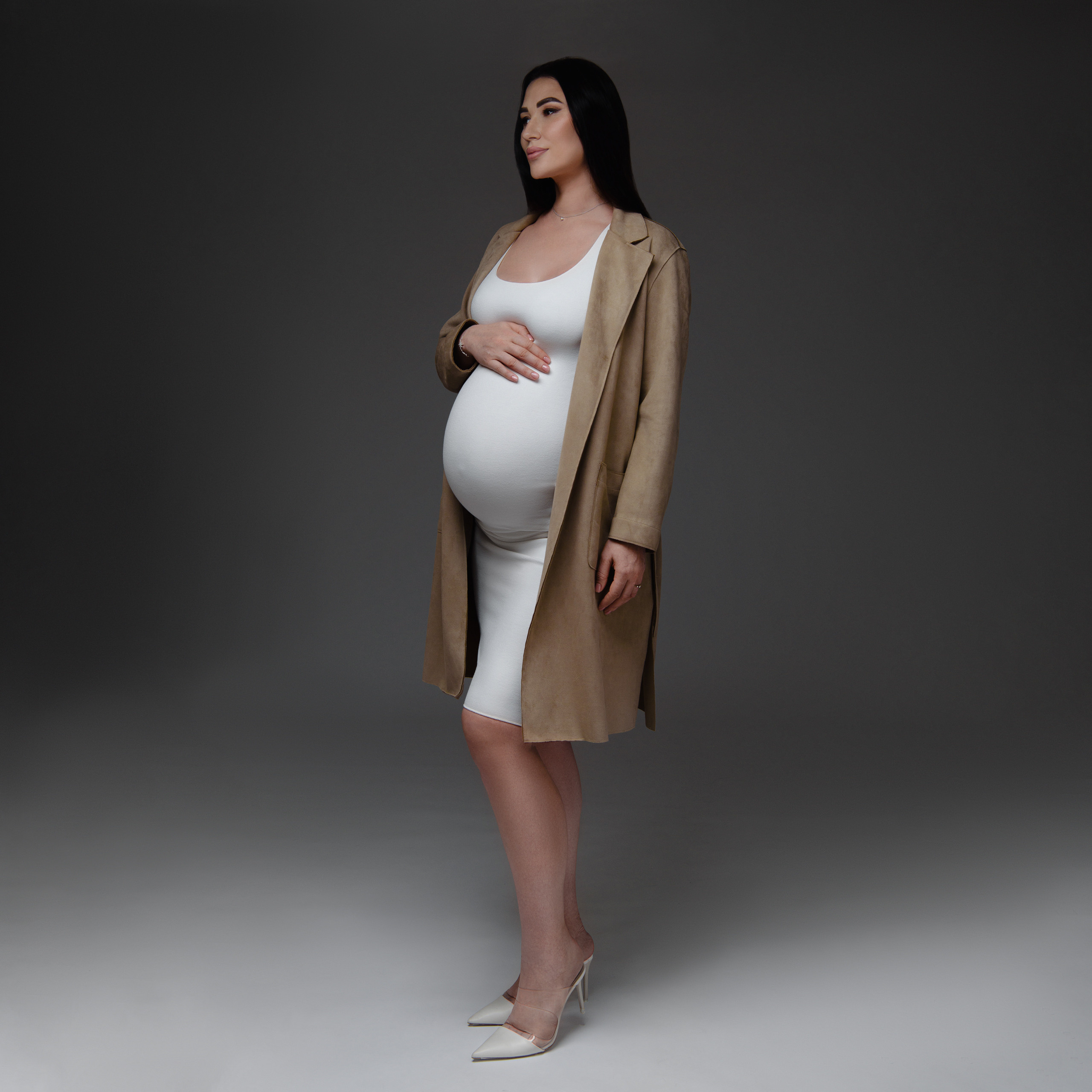 Séance photo de Grosesse dans un studio à Nice, France, Côte d’Azur. MARIA VALUEVA Photographer in Nice, Cannes, Monaco, France, Europe, Istanbulm Turquie