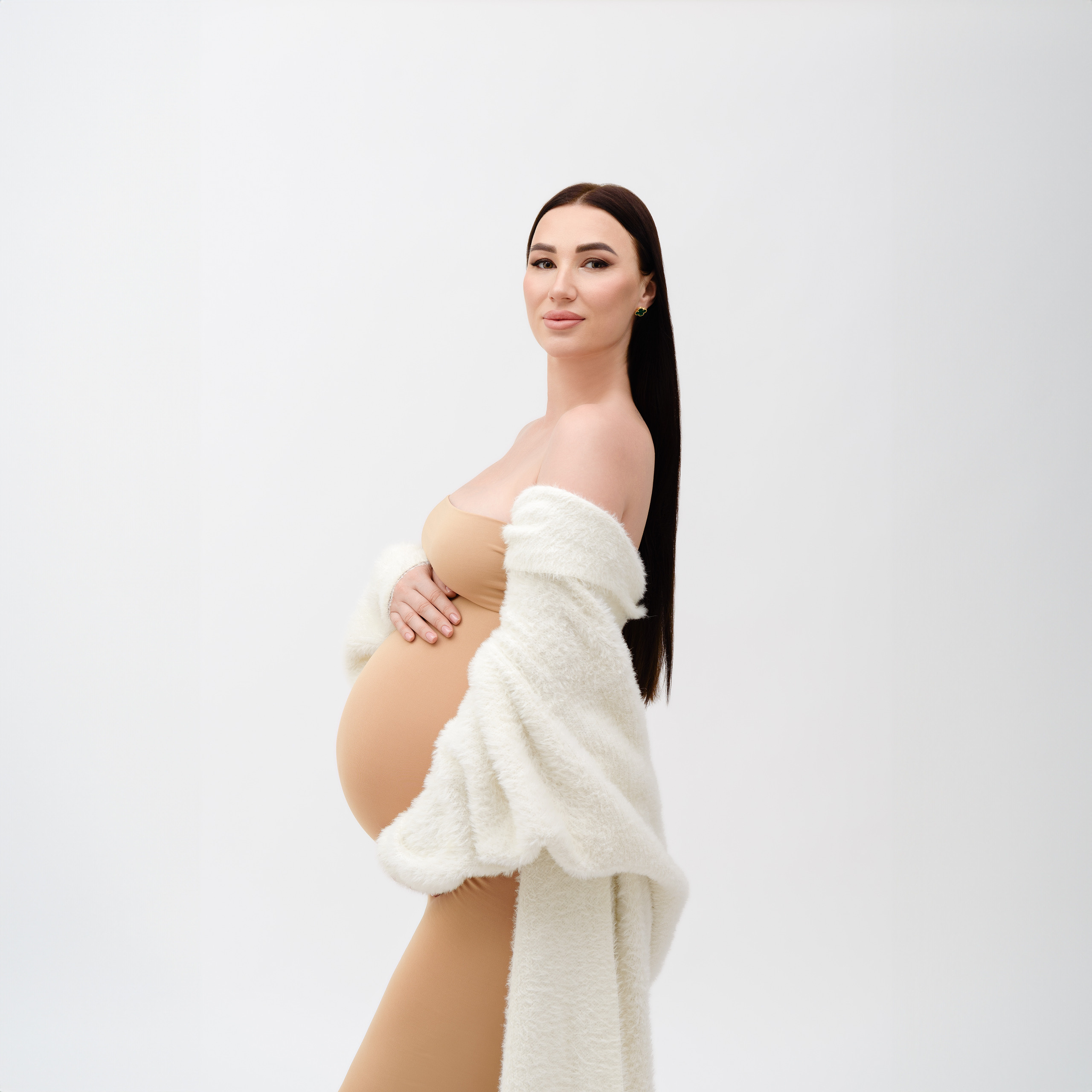 Séance photo de Grosesse dans un studio à Nice, France, Côte d’Azur. MARIA VALUEVA Photographer in Nice, Cannes, Monaco, France, Europe, Istanbulm Turquie