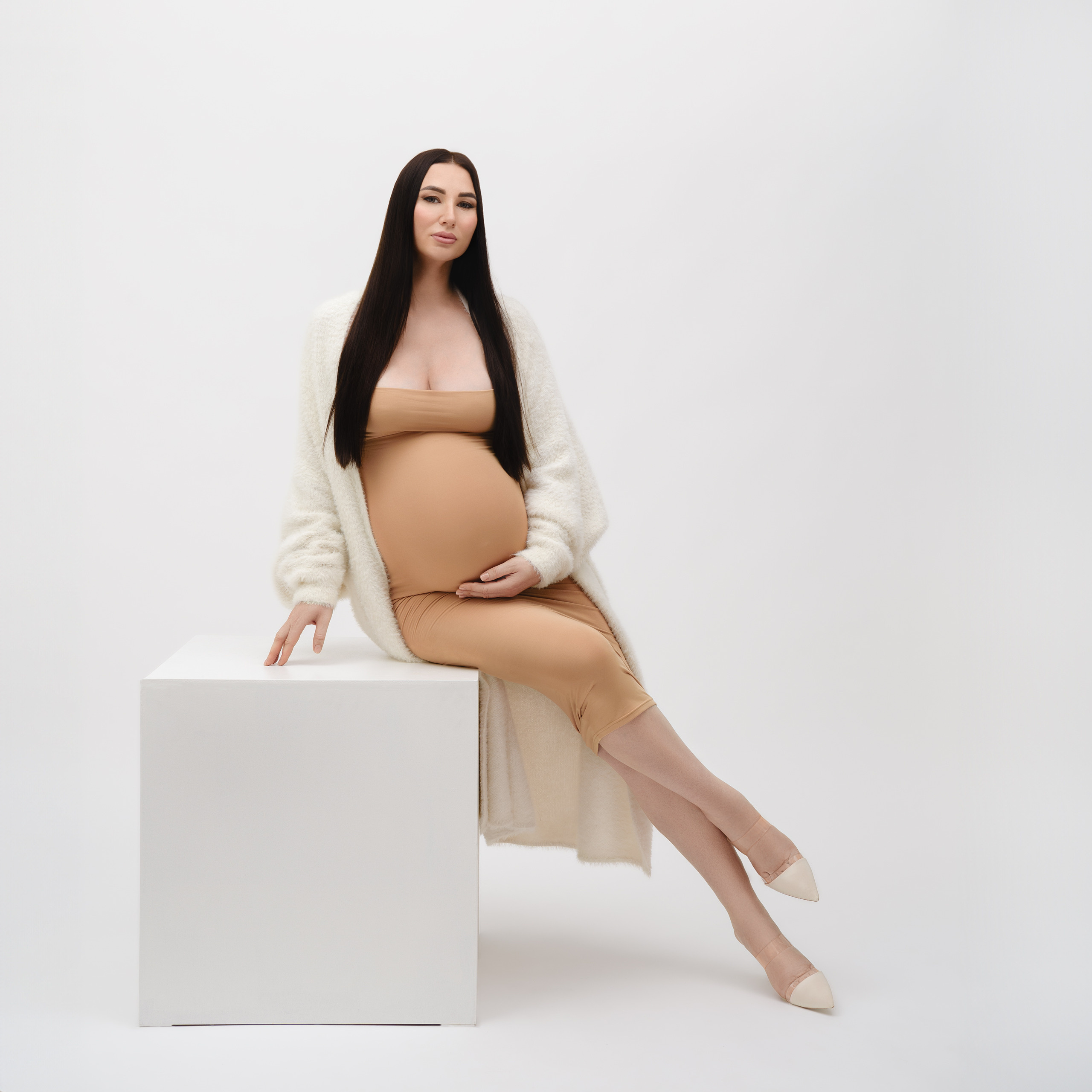 Séance photo de Grosesse dans un studio à Nice, France, Côte d’Azur. MARIA VALUEVA Photographer in Nice, Cannes, Monaco, France, Europe, Istanbulm Turquie