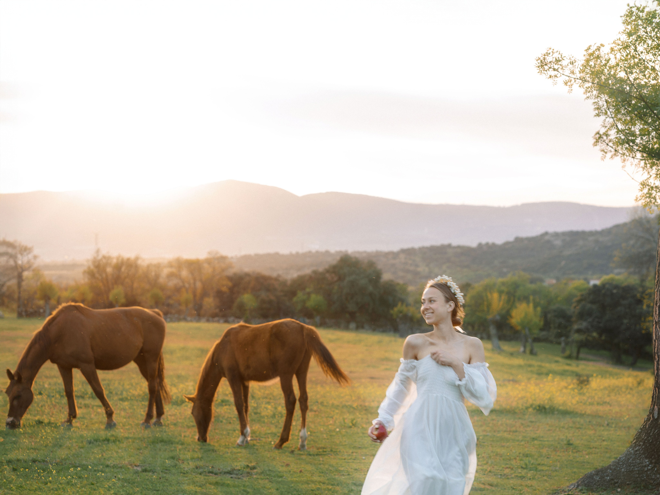 Chica con un caballo al atardecer en Madrid.