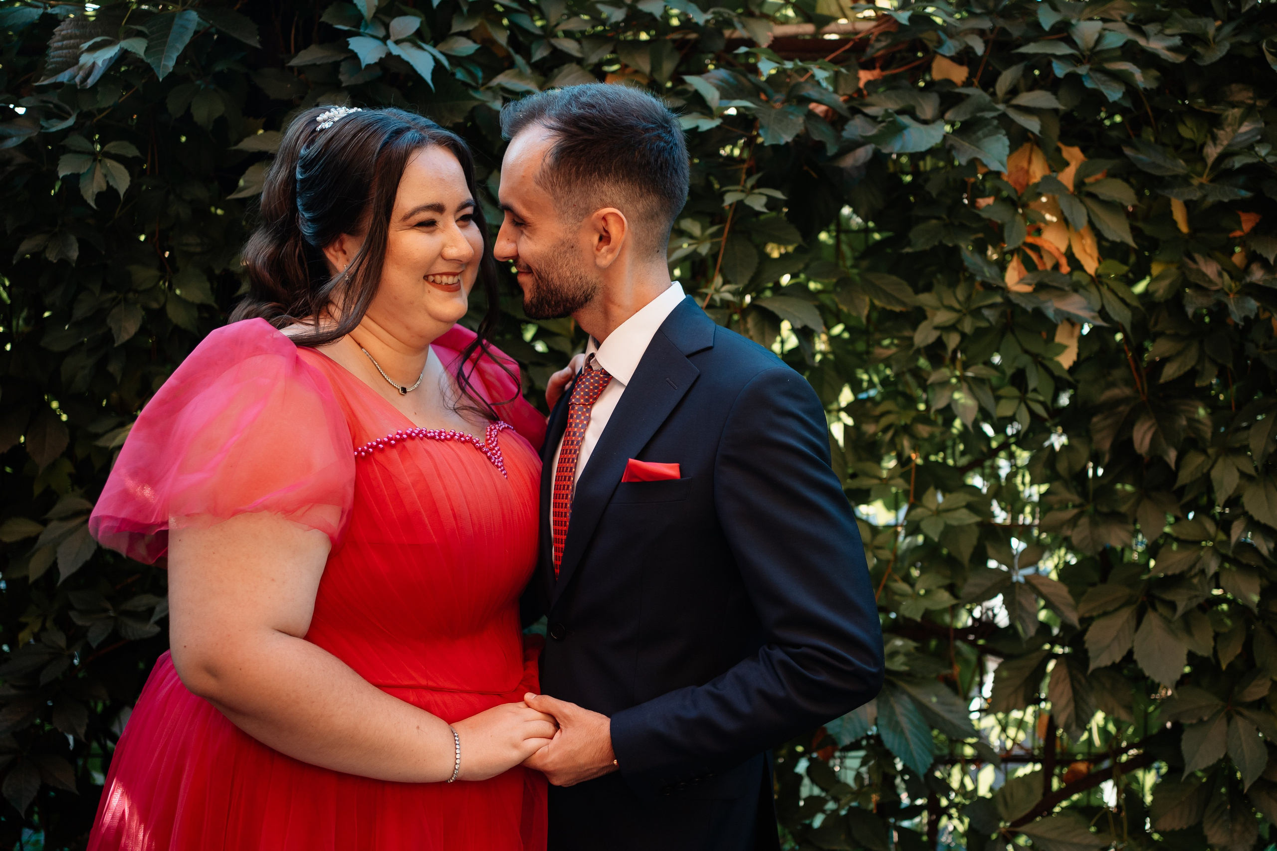 Miri fericiți în fața oficiului stării civile din Ploiesti, celebrând începutul unei noi vieți împreună. Fotografie de cununie civilă, capturând naturalețea și bucuria momentului special.