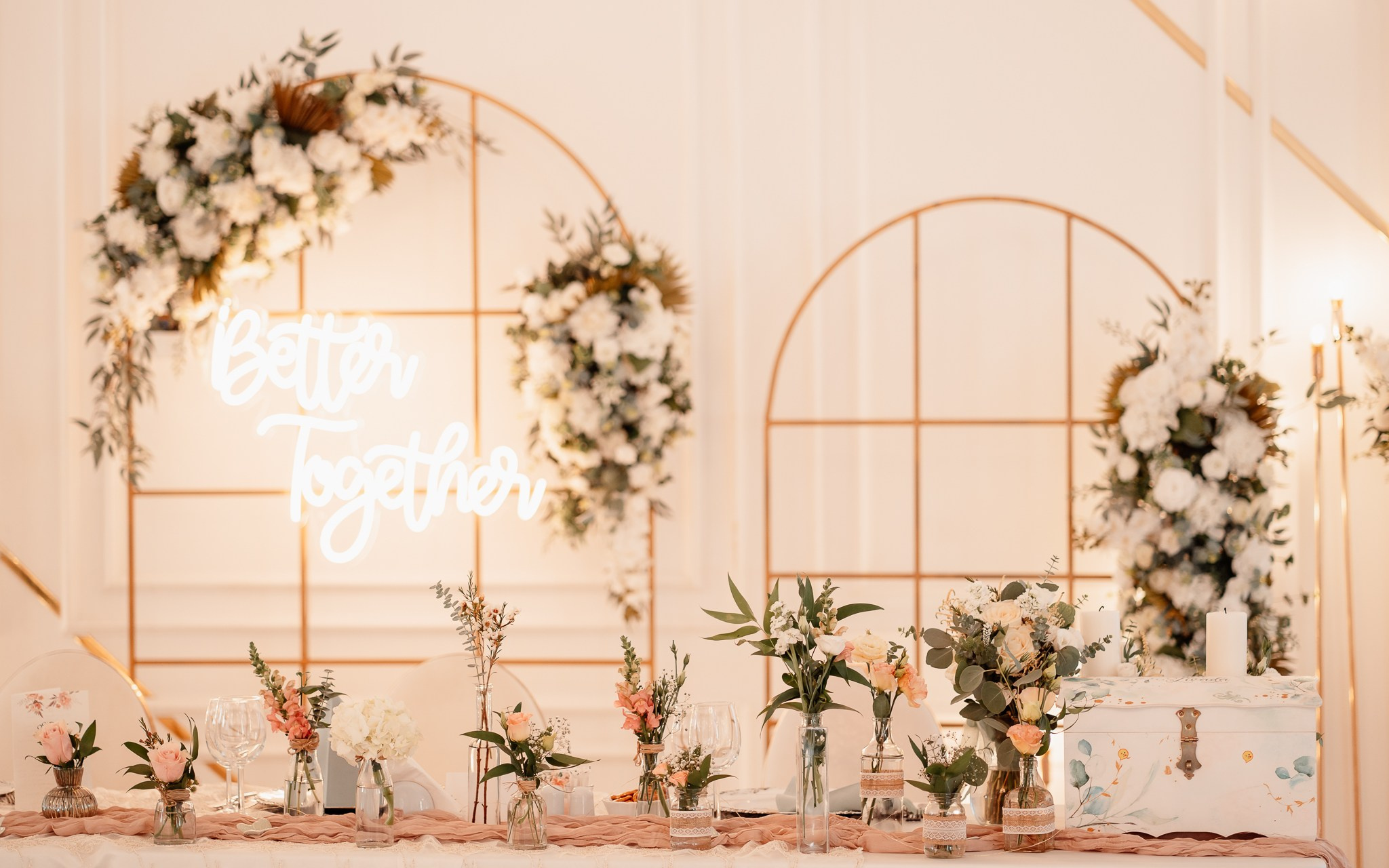 Moment emoționant între miri în ziua nunții, surprins într-un cadru natural și romantic, la Conacul din Livada. Fotografie de nuntă profesională, editată artistic pentru a evidenția emoția și eleganța evenimentului.