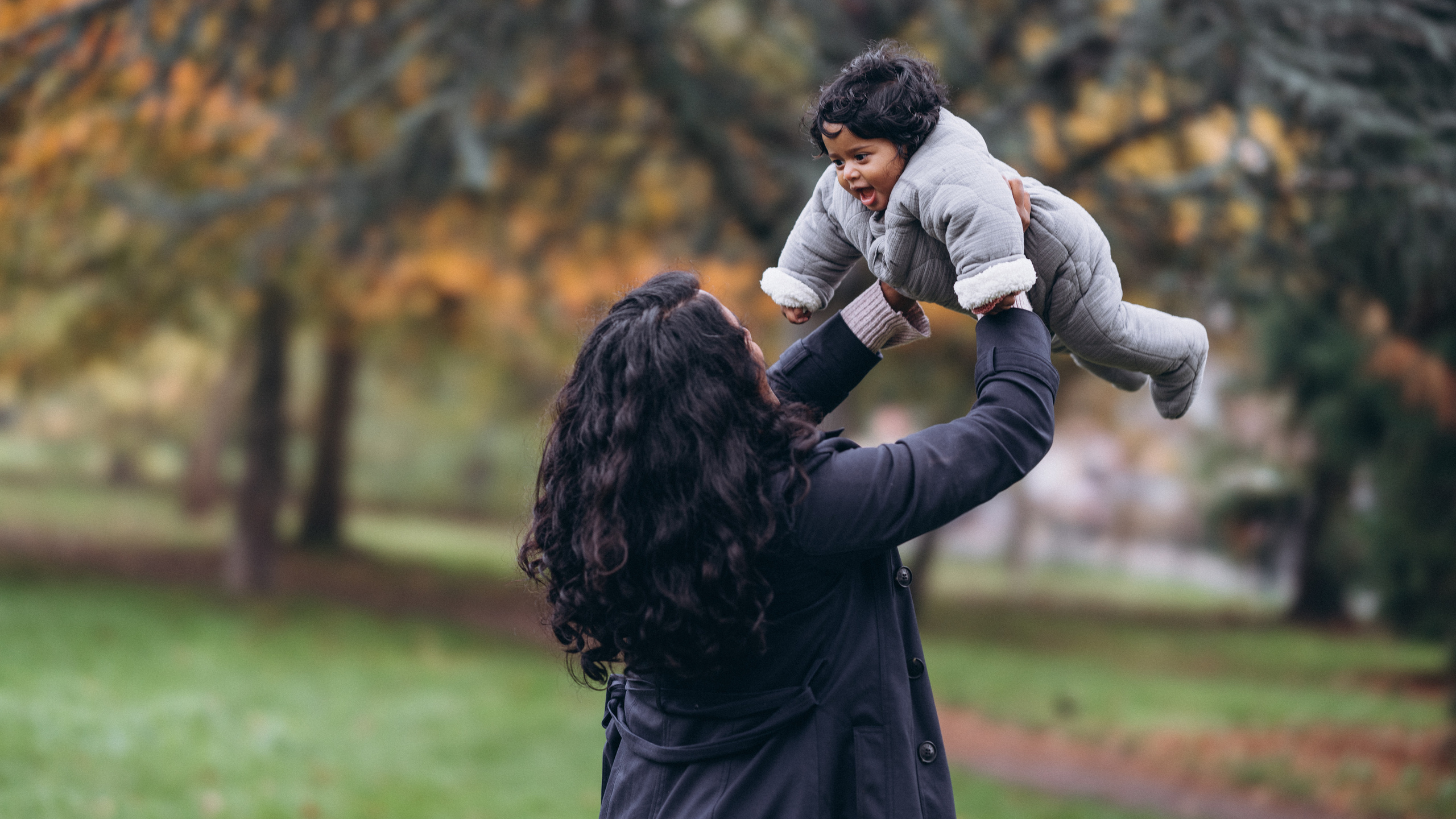 Foggy morning for family hugs. Anastasia Klink, Photographer in London