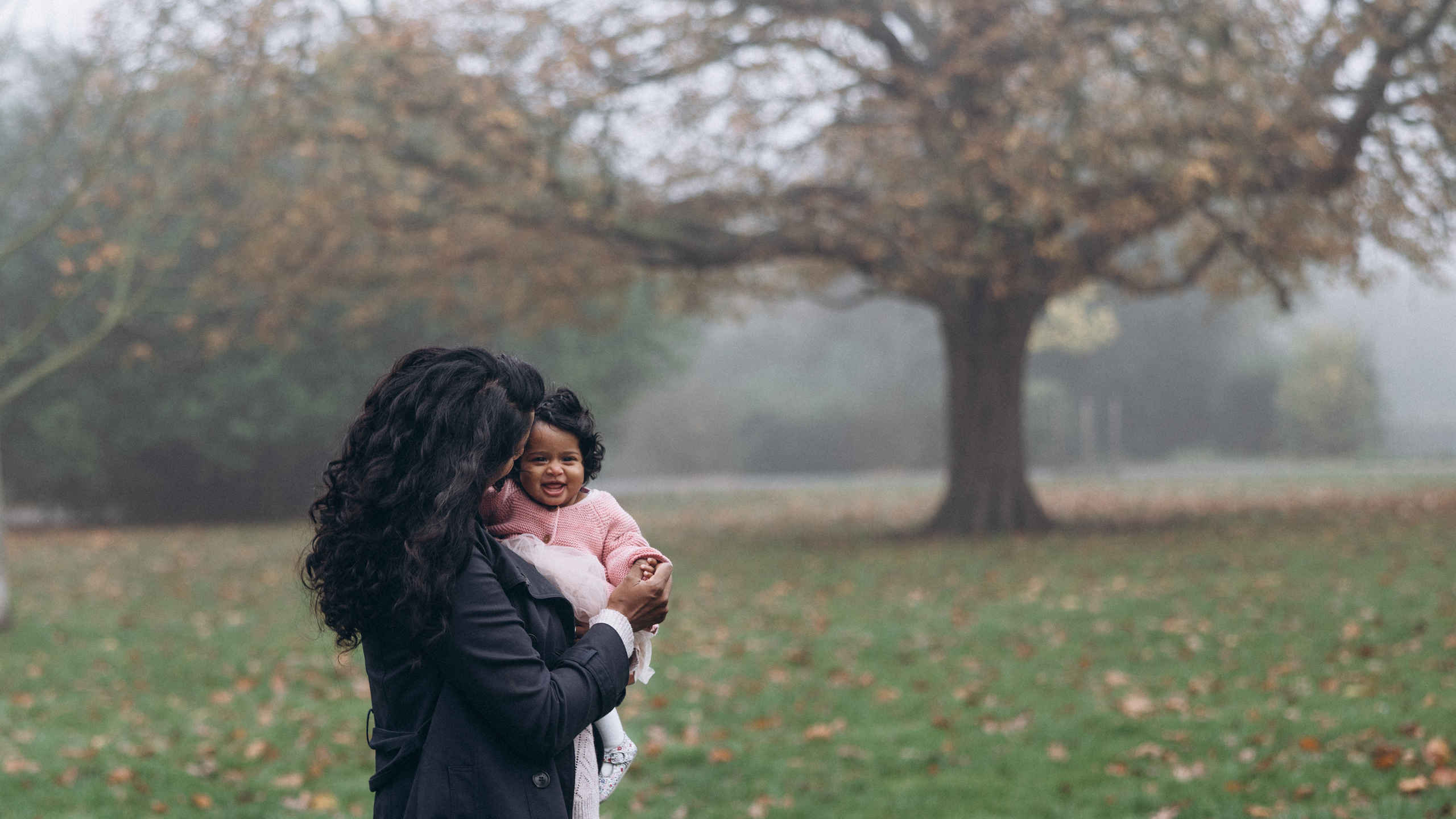 Foggy morning for family hugs. Anastasia Klink, Photographer in London