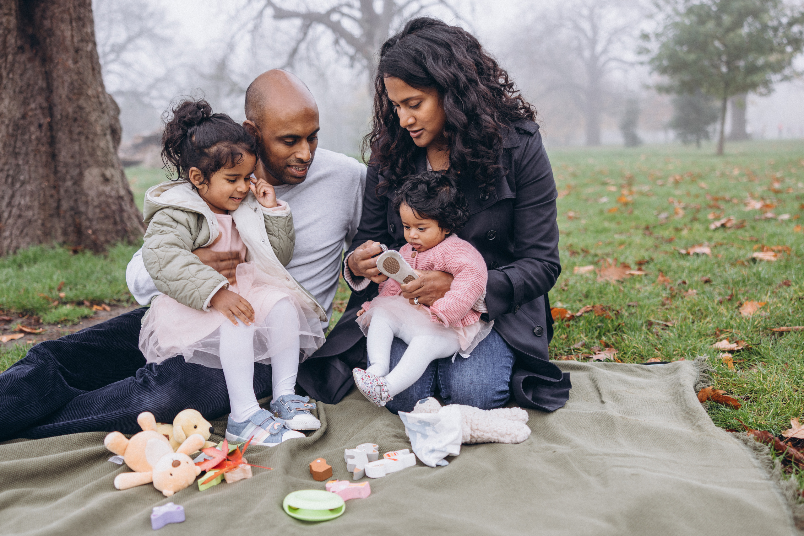 Foggy morning for family hugs. Anastasia Klink, Photographer in London