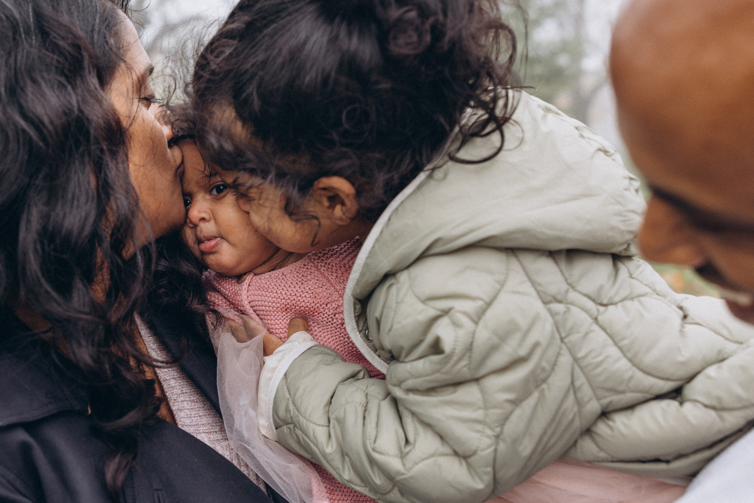 Foggy morning for family hugs. Anastasia Klink, Photographer in London