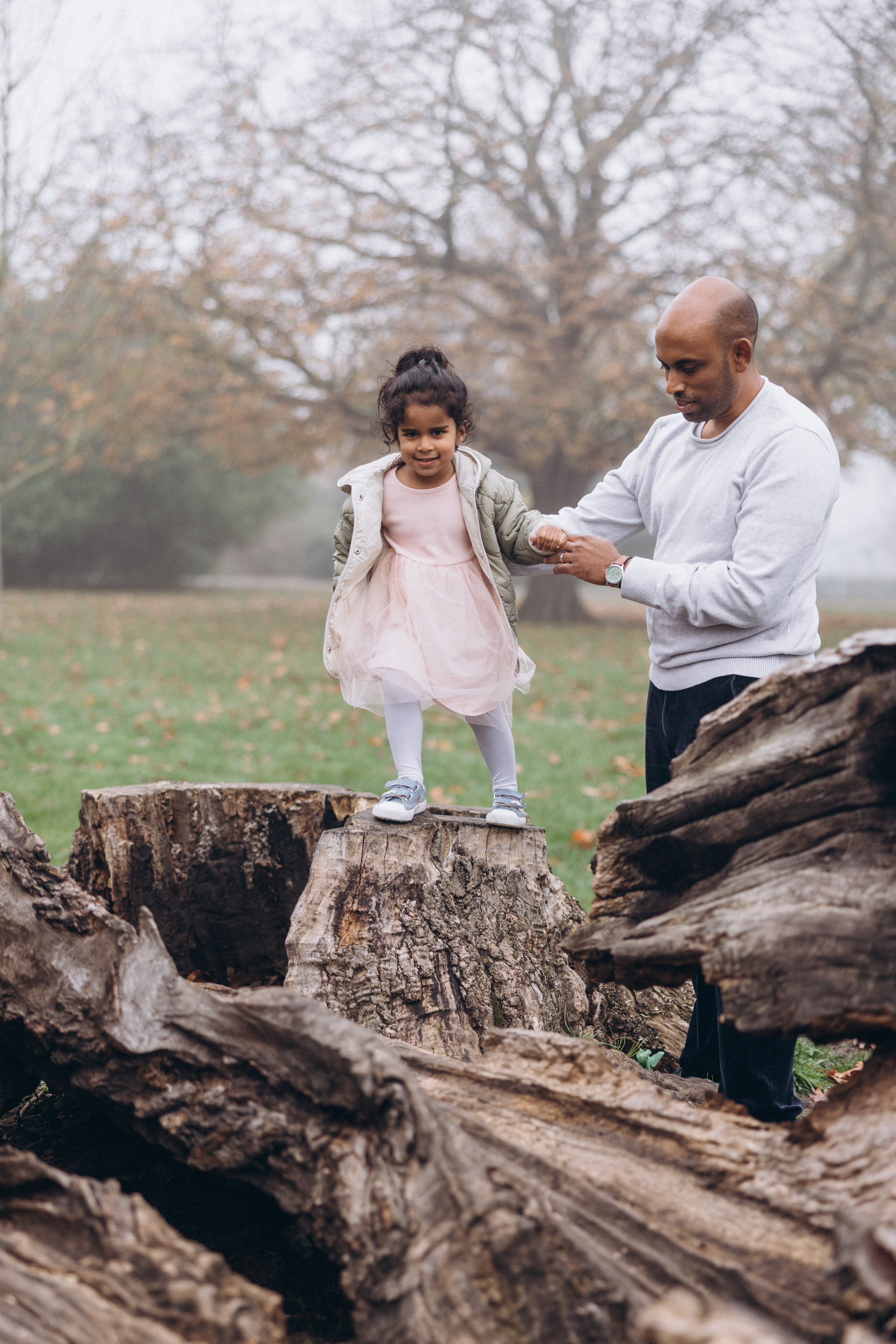 Foggy morning for family hugs. Anastasia Klink, Photographer in London