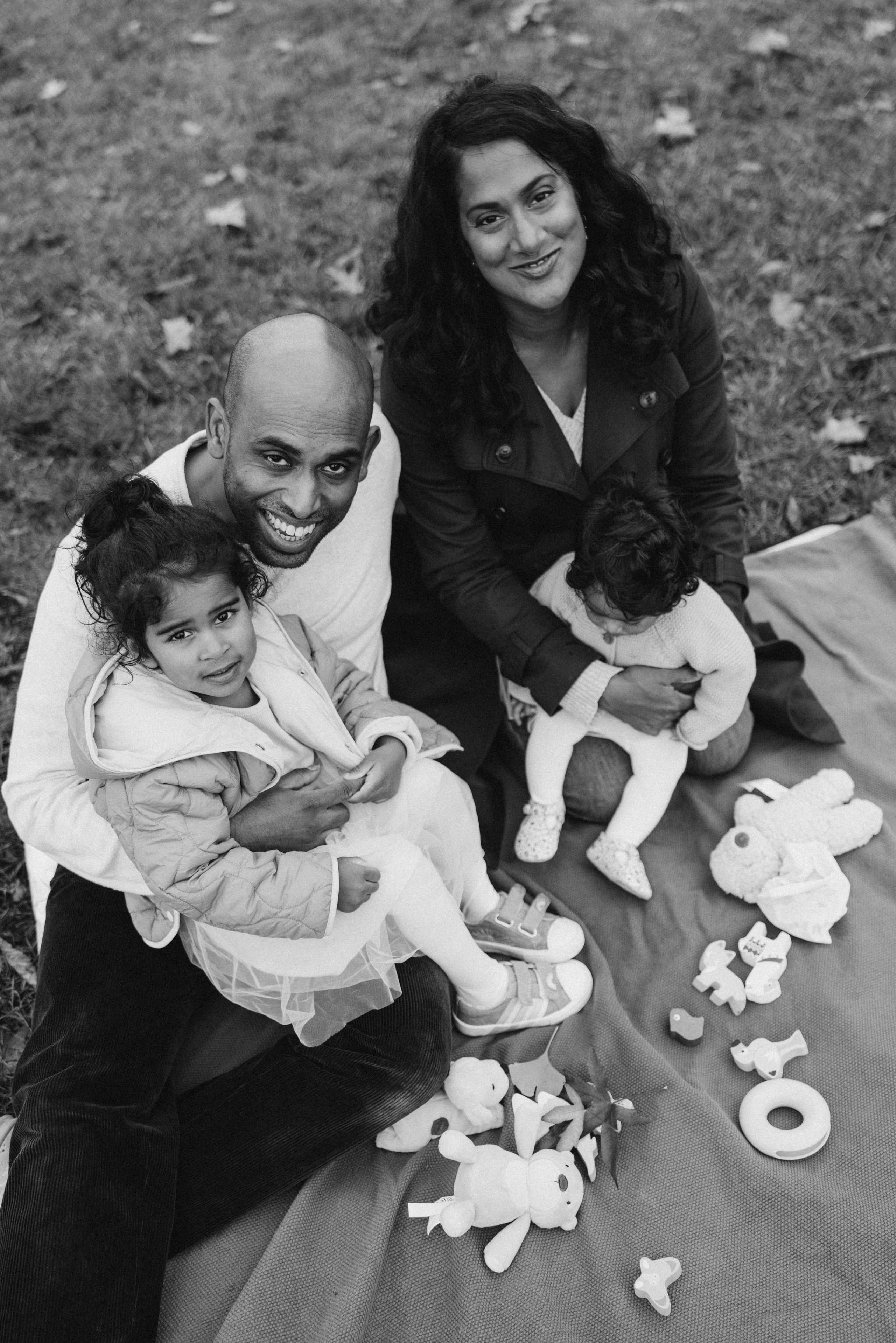 Foggy morning for family hugs. Anastasia Klink, Photographer in London