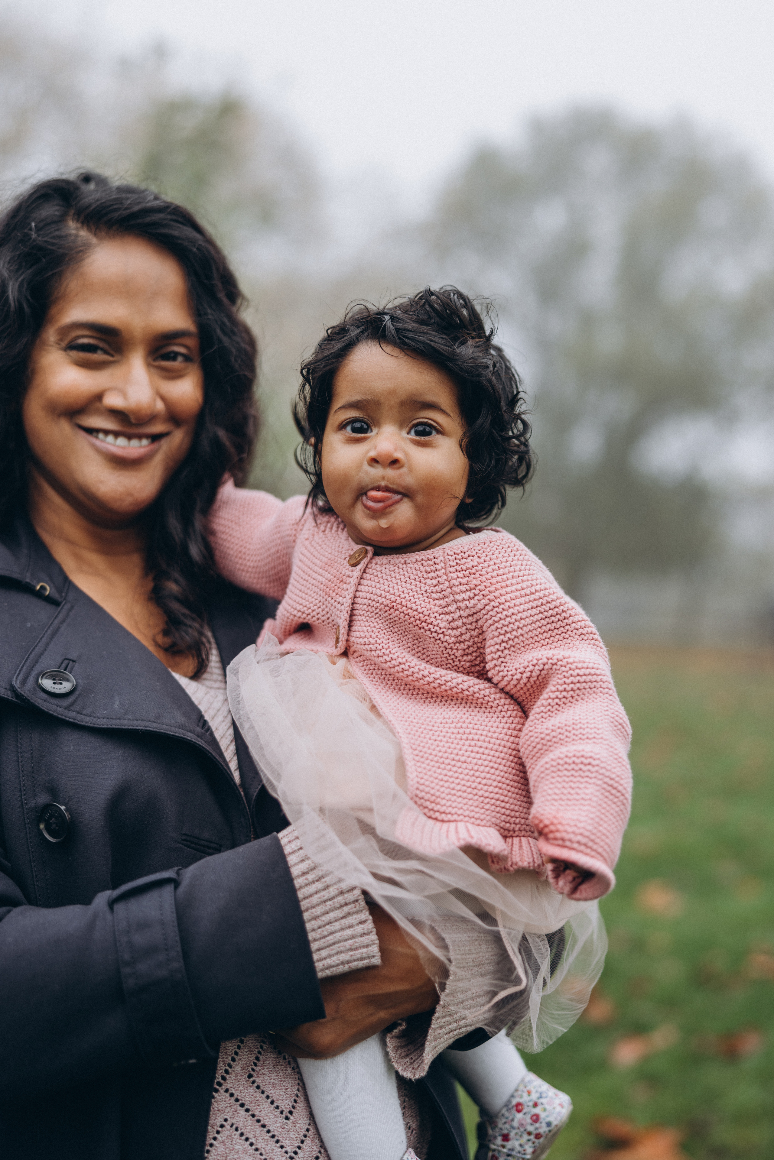 Foggy morning for family hugs. Anastasia Klink, Photographer in London