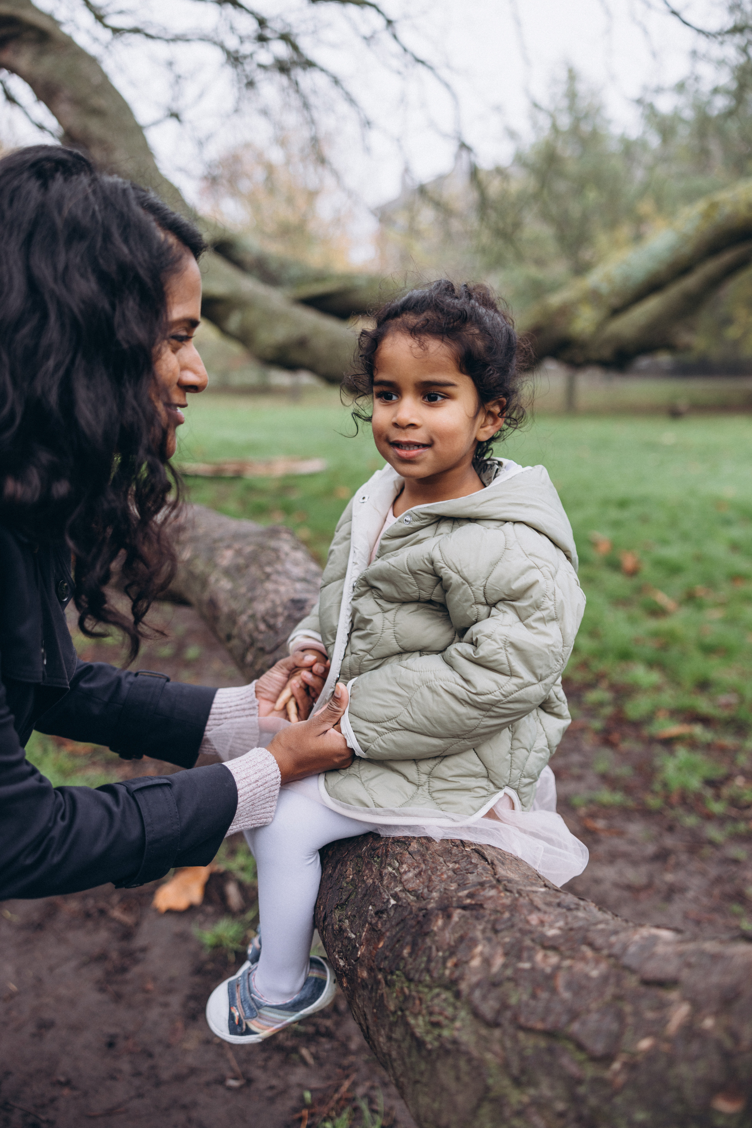 Foggy morning for family hugs. Anastasia Klink, Photographer in London