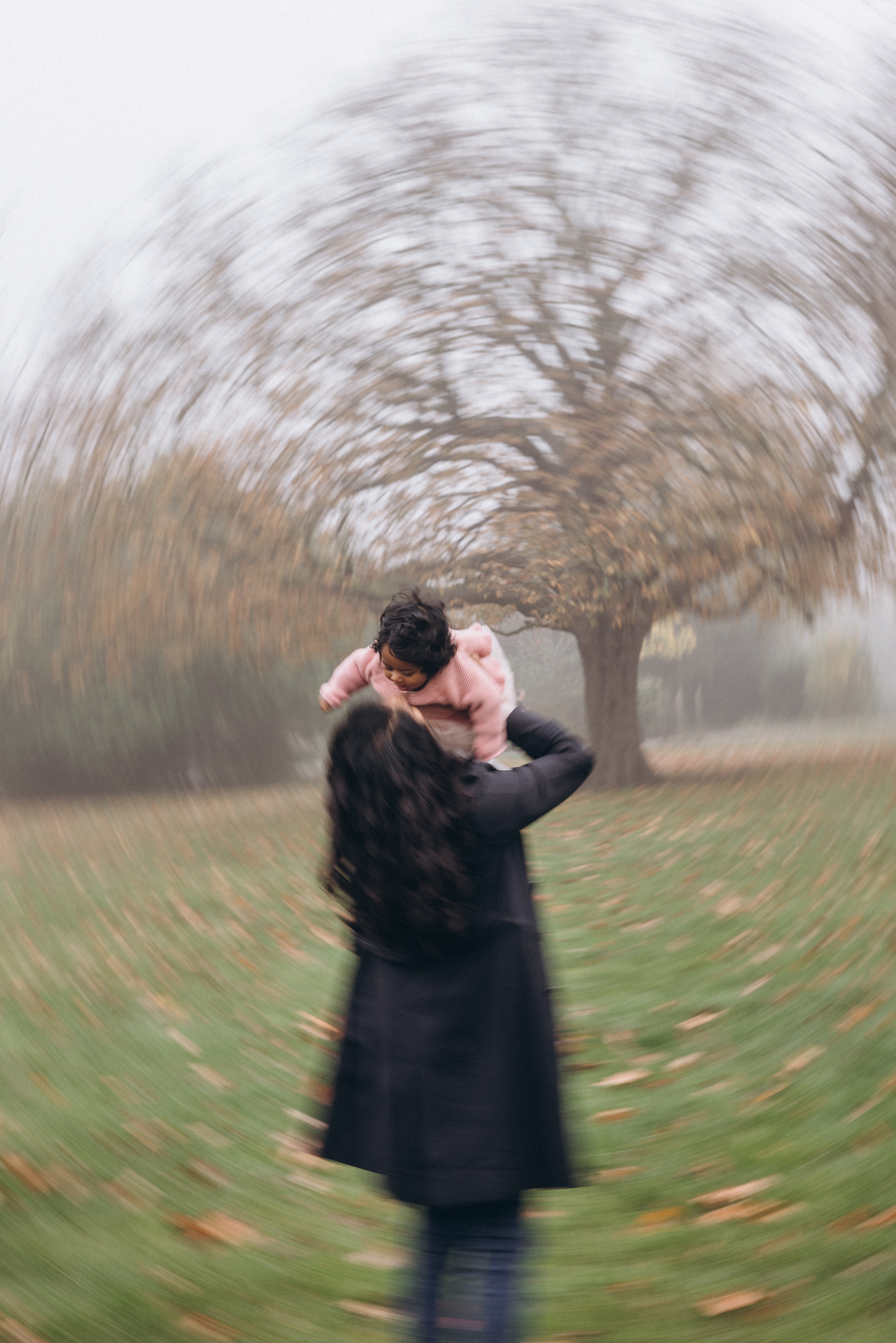 Foggy morning for family hugs. Anastasia Klink, Photographer in London