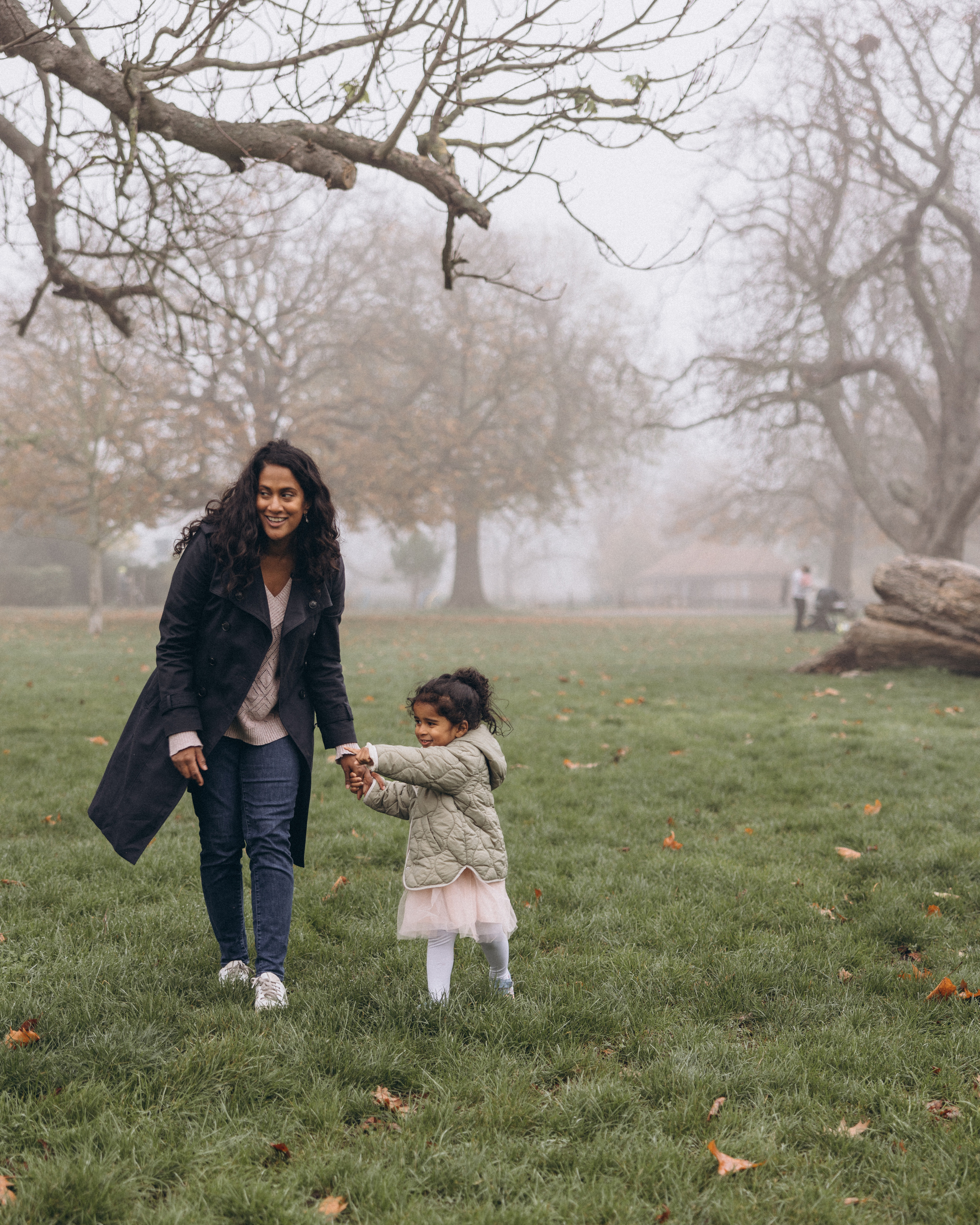 Foggy morning for family hugs. Anastasia Klink, Photographer in London