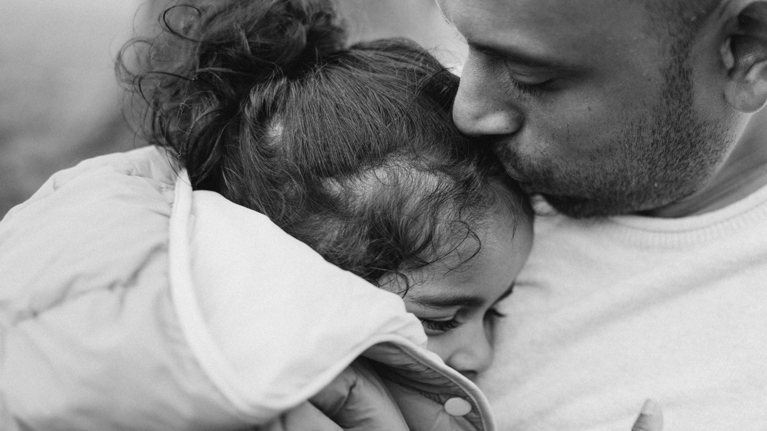 Foggy morning for family hugs. Anastasia Klink, Photographer in London