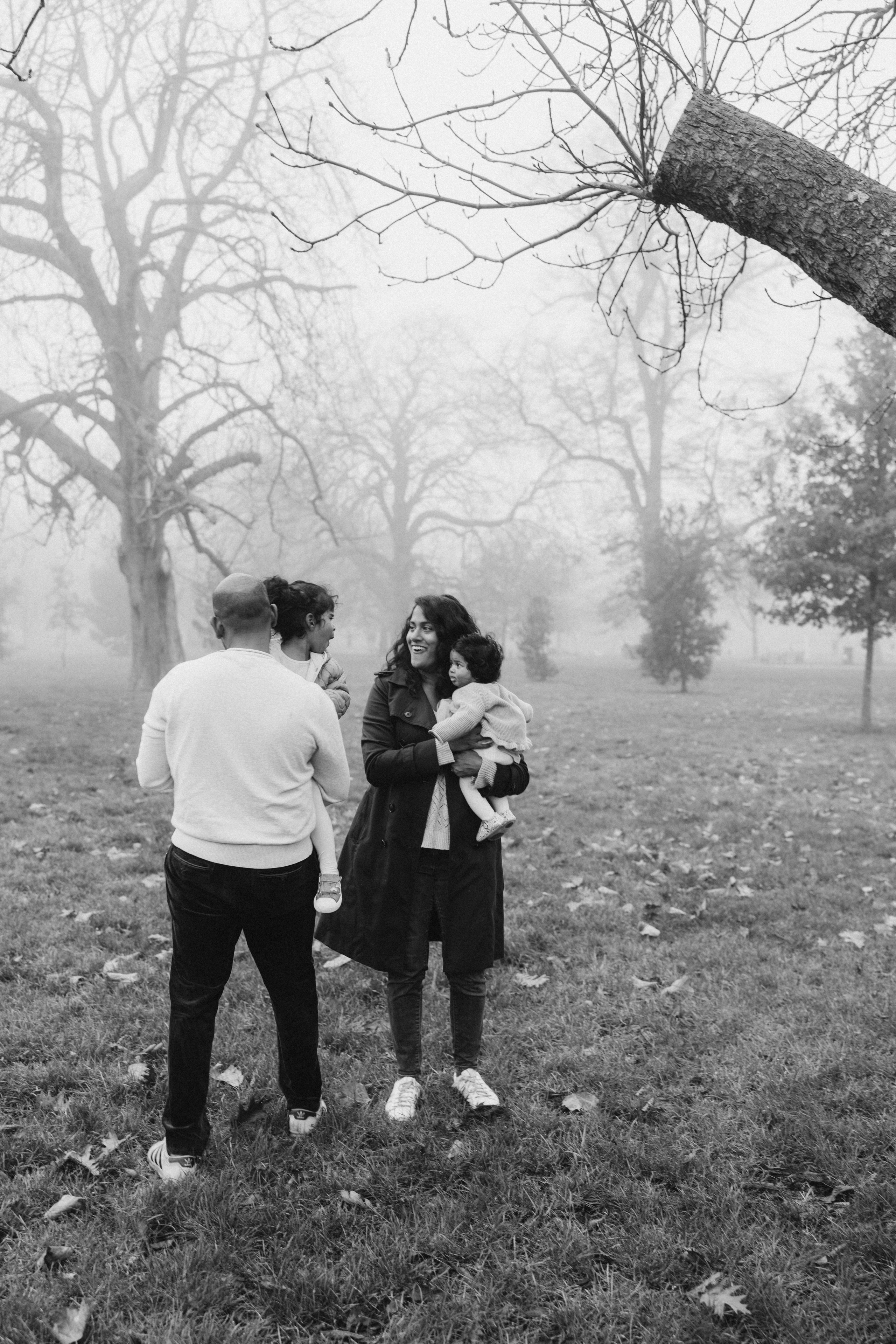 Foggy morning for family hugs. Anastasia Klink, Photographer in London