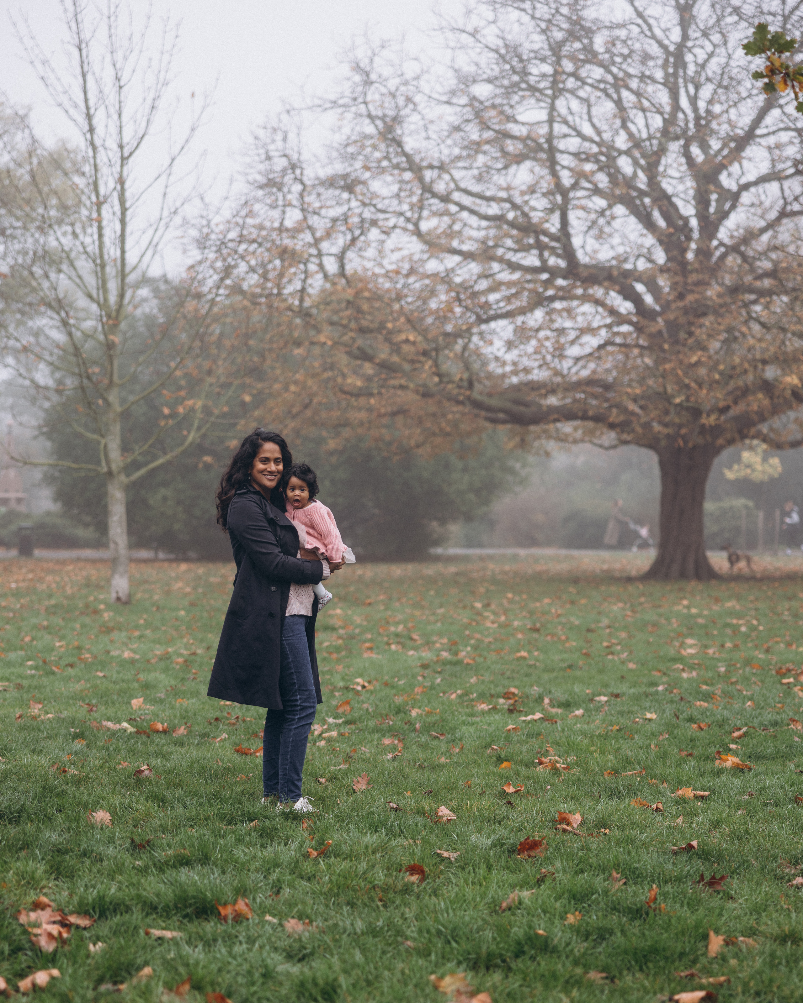 Foggy morning for family hugs. Anastasia Klink, Photographer in London