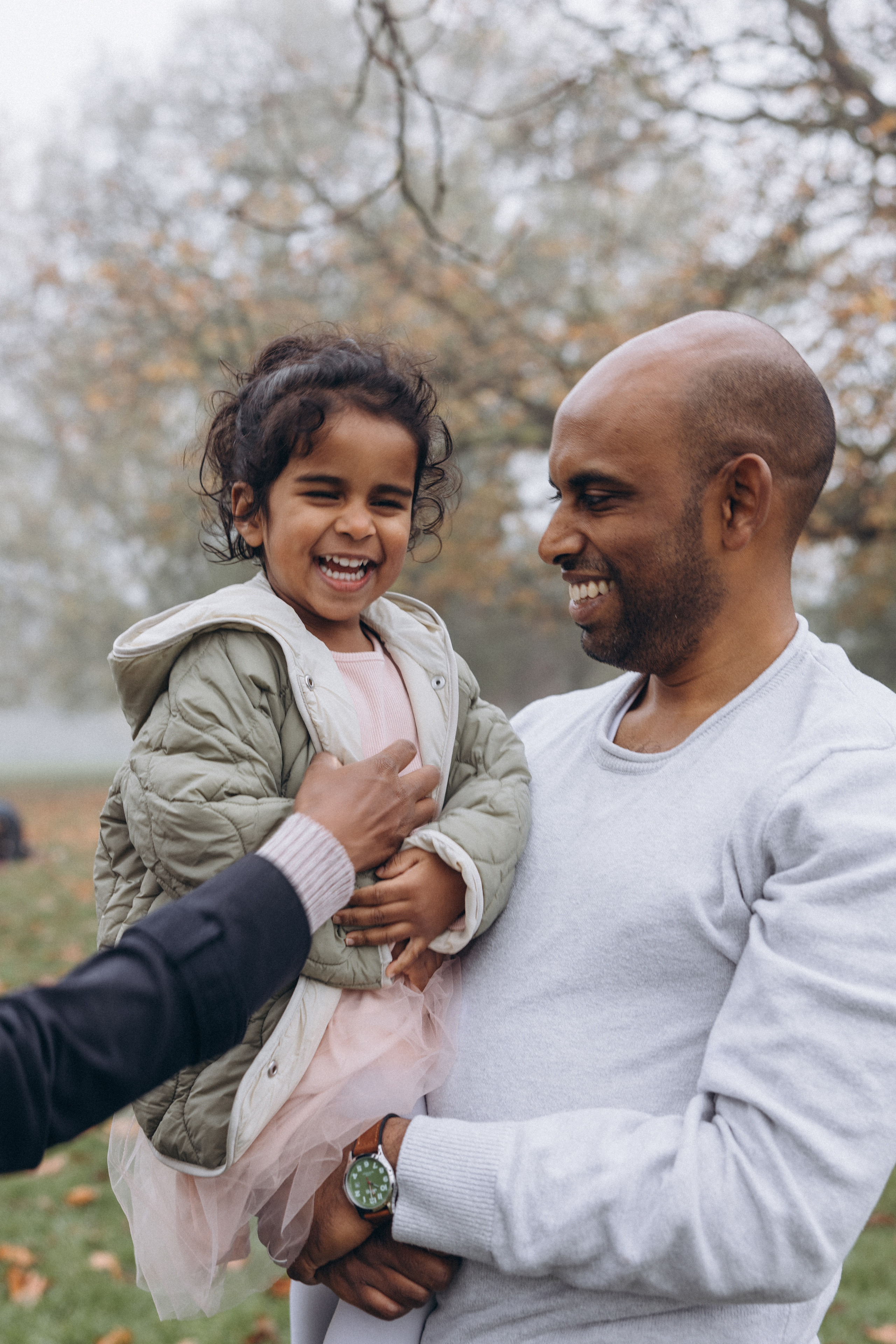 Foggy morning for family hugs. Anastasia Klink, Photographer in London