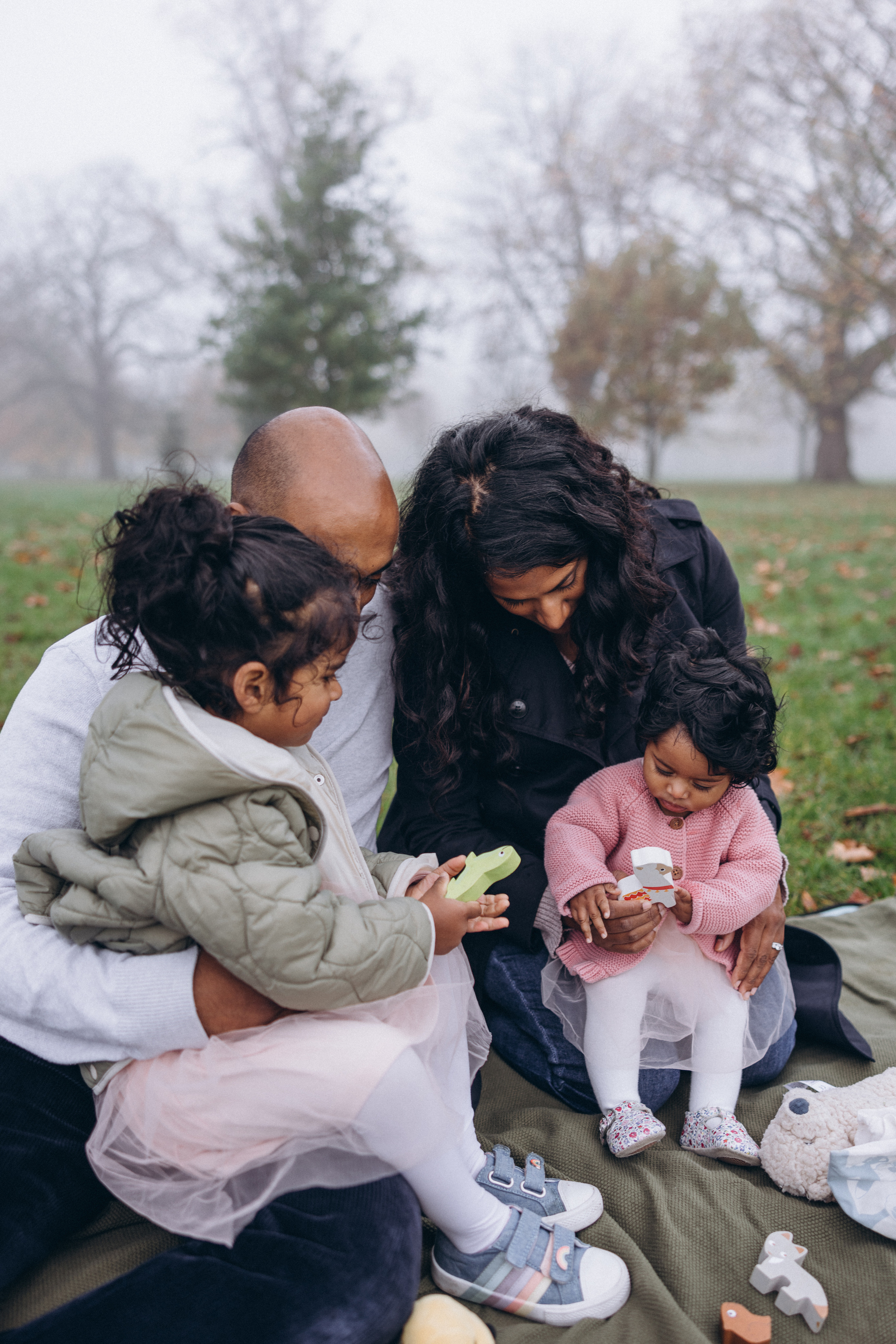 Foggy morning for family hugs. Anastasia Klink, Photographer in London