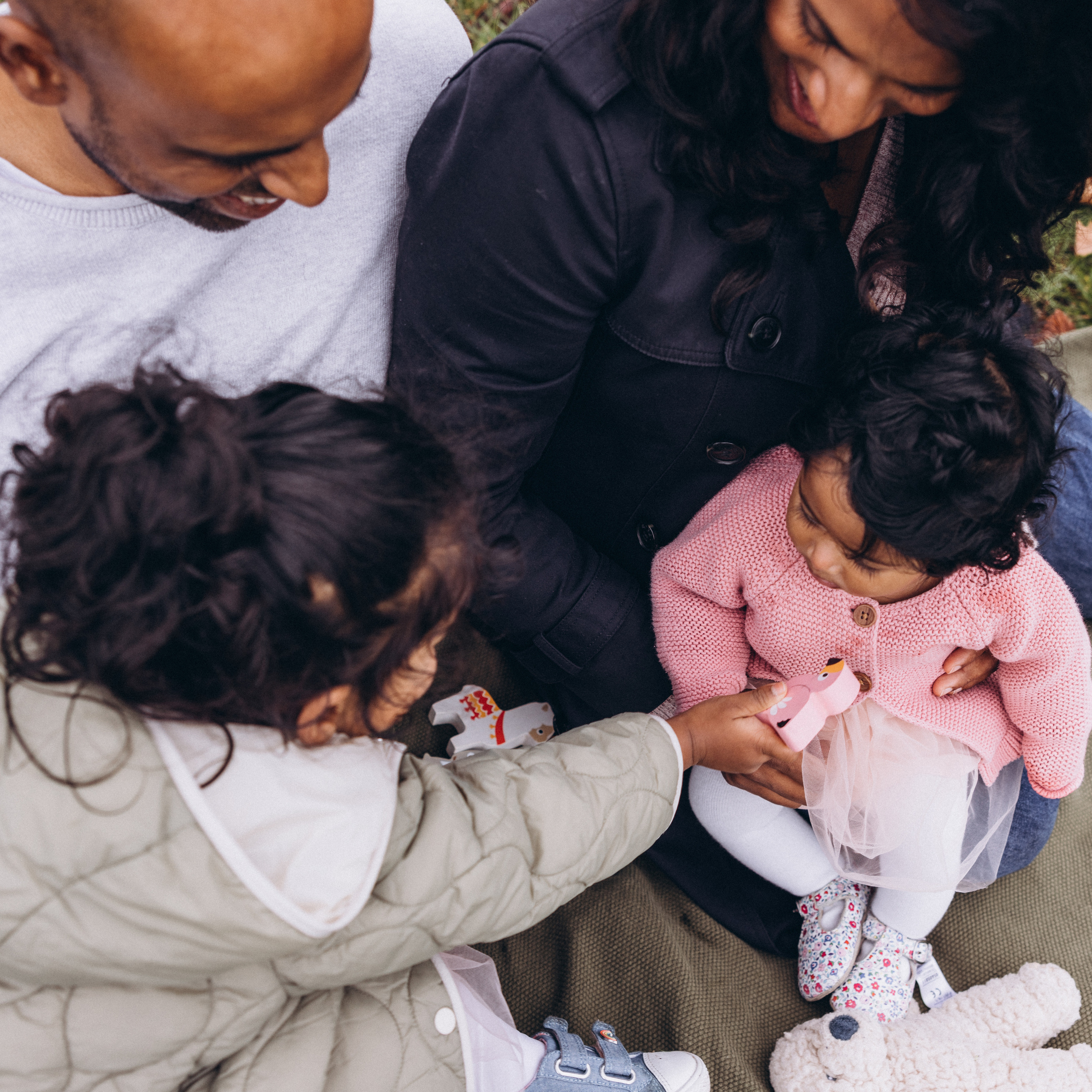 Foggy morning for family hugs. Anastasia Klink, Photographer in London
