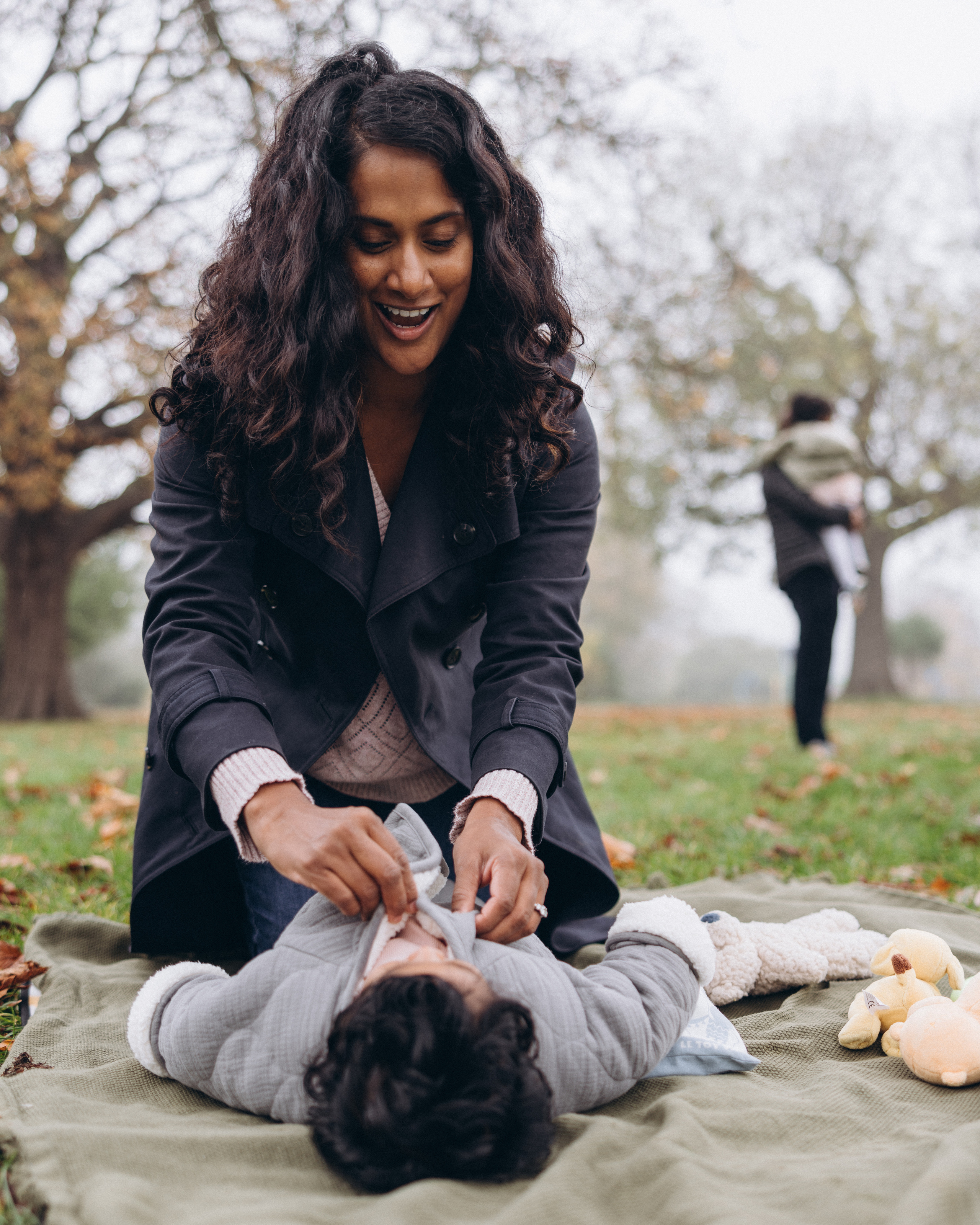 Foggy morning for family hugs. Anastasia Klink, Photographer in London
