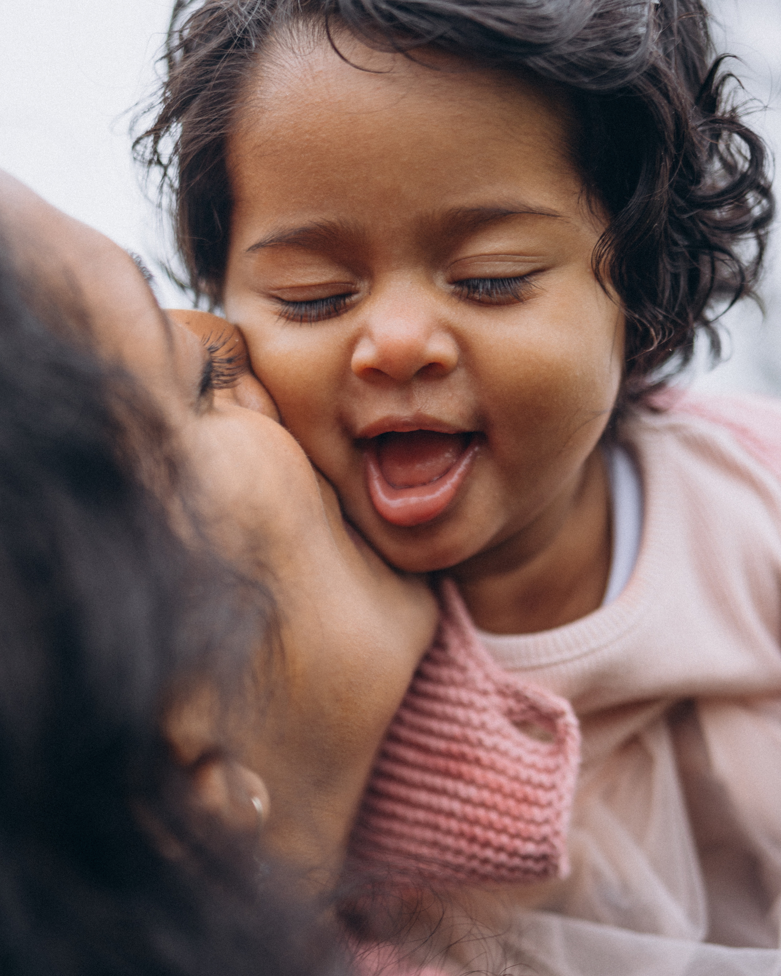 Foggy morning for family hugs. Anastasia Klink, Photographer in London