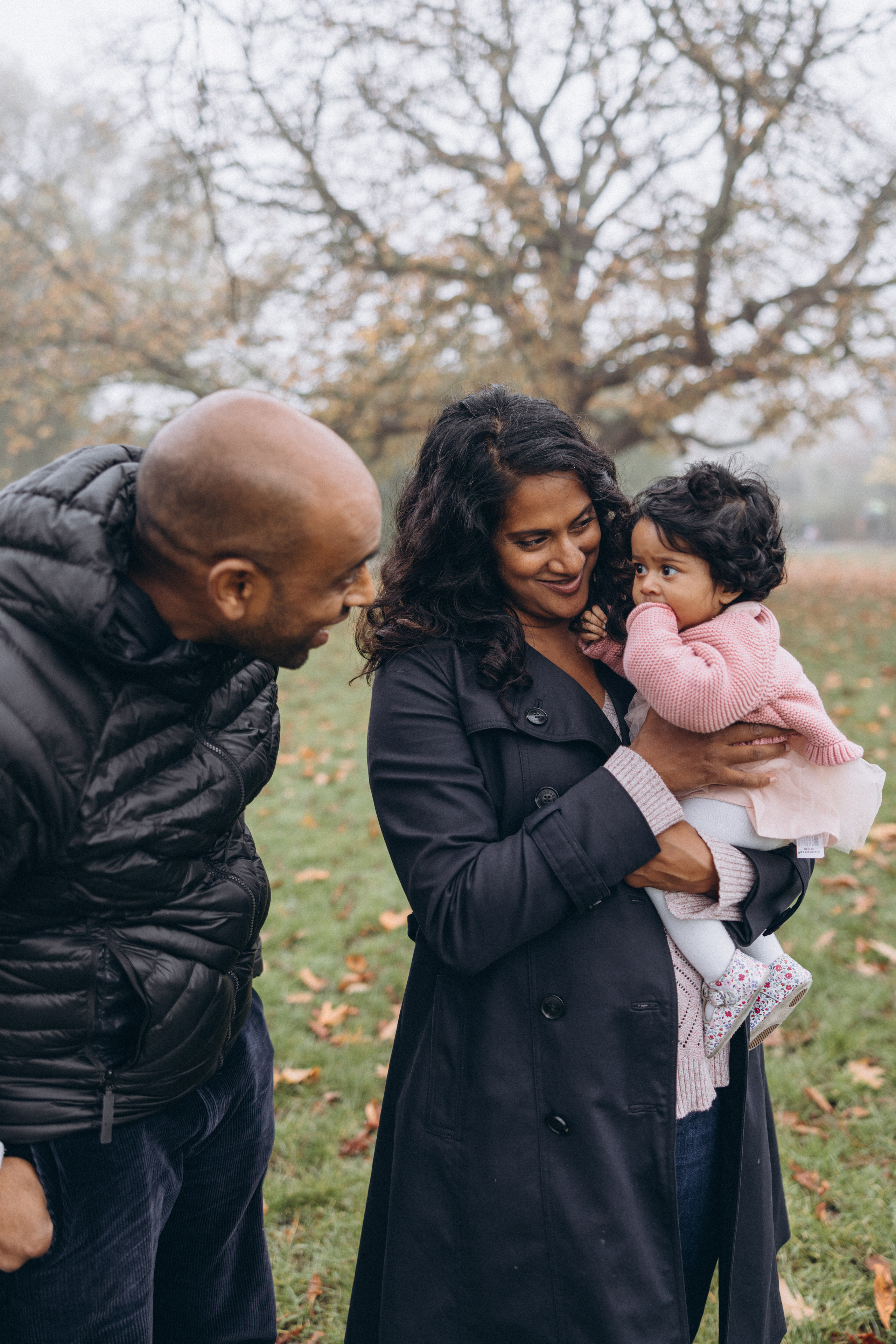 Foggy morning for family hugs. Anastasia Klink, Photographer in London