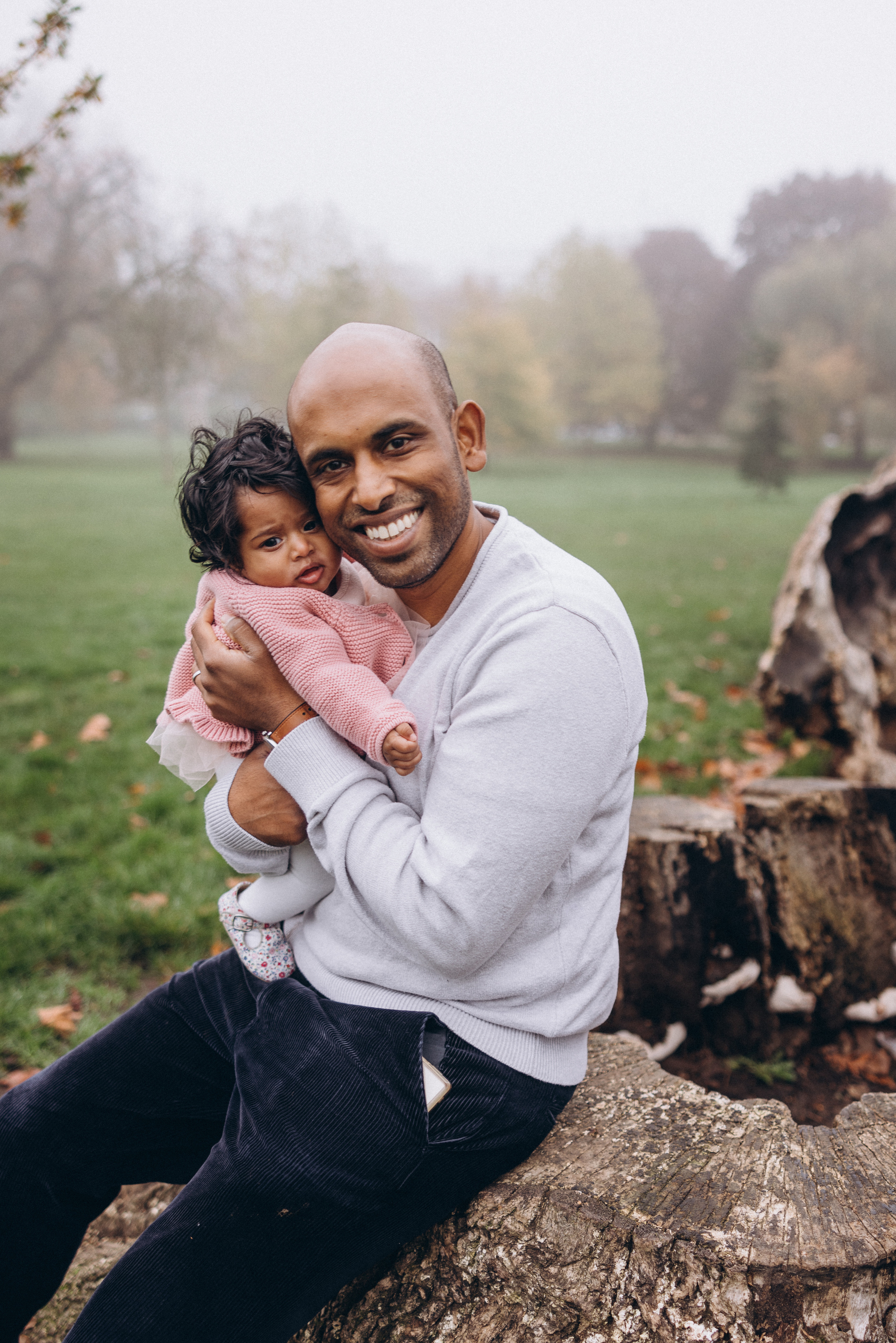Foggy morning for family hugs. Anastasia Klink, Photographer in London