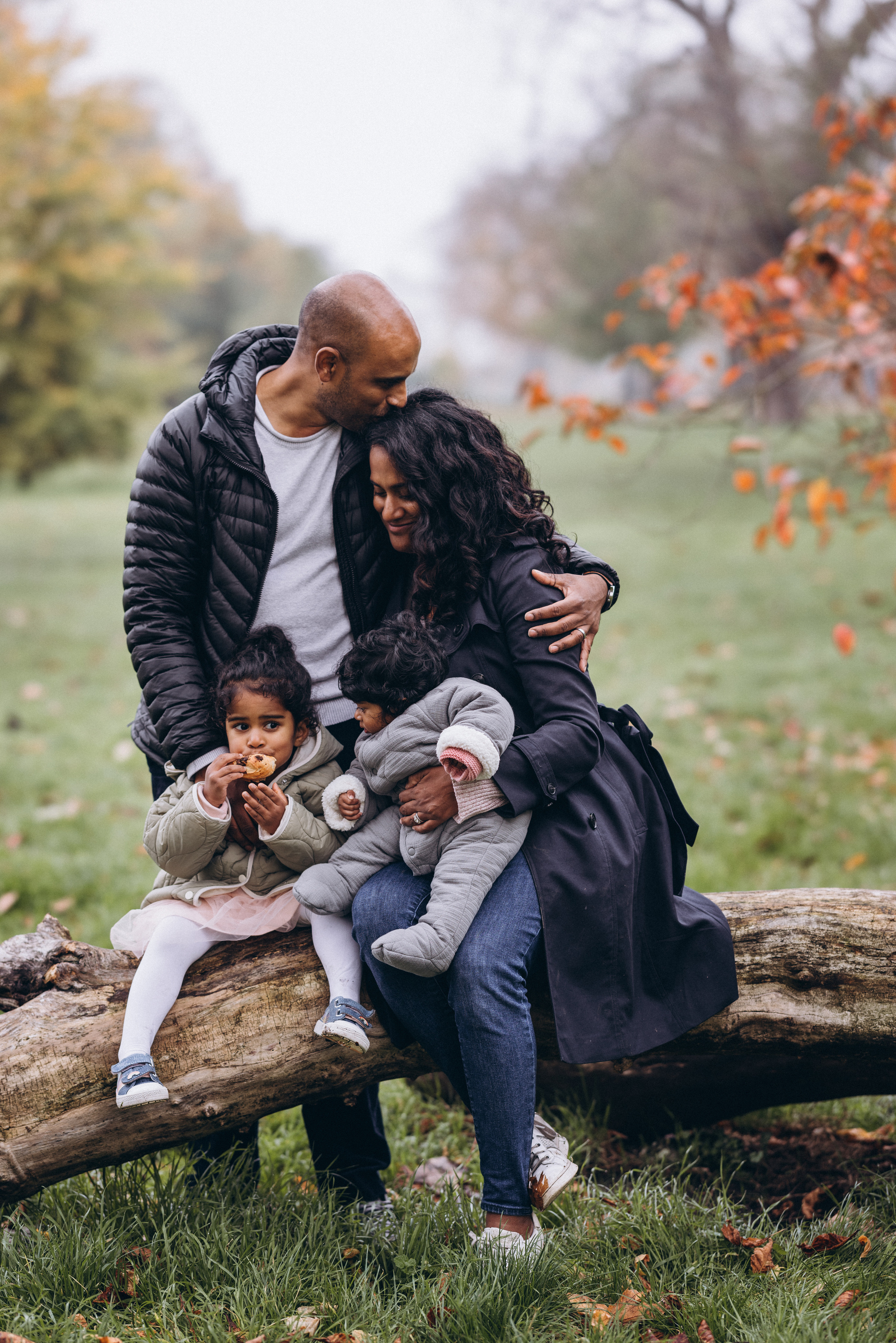 Foggy morning for family hugs. Anastasia Klink, Photographer in London