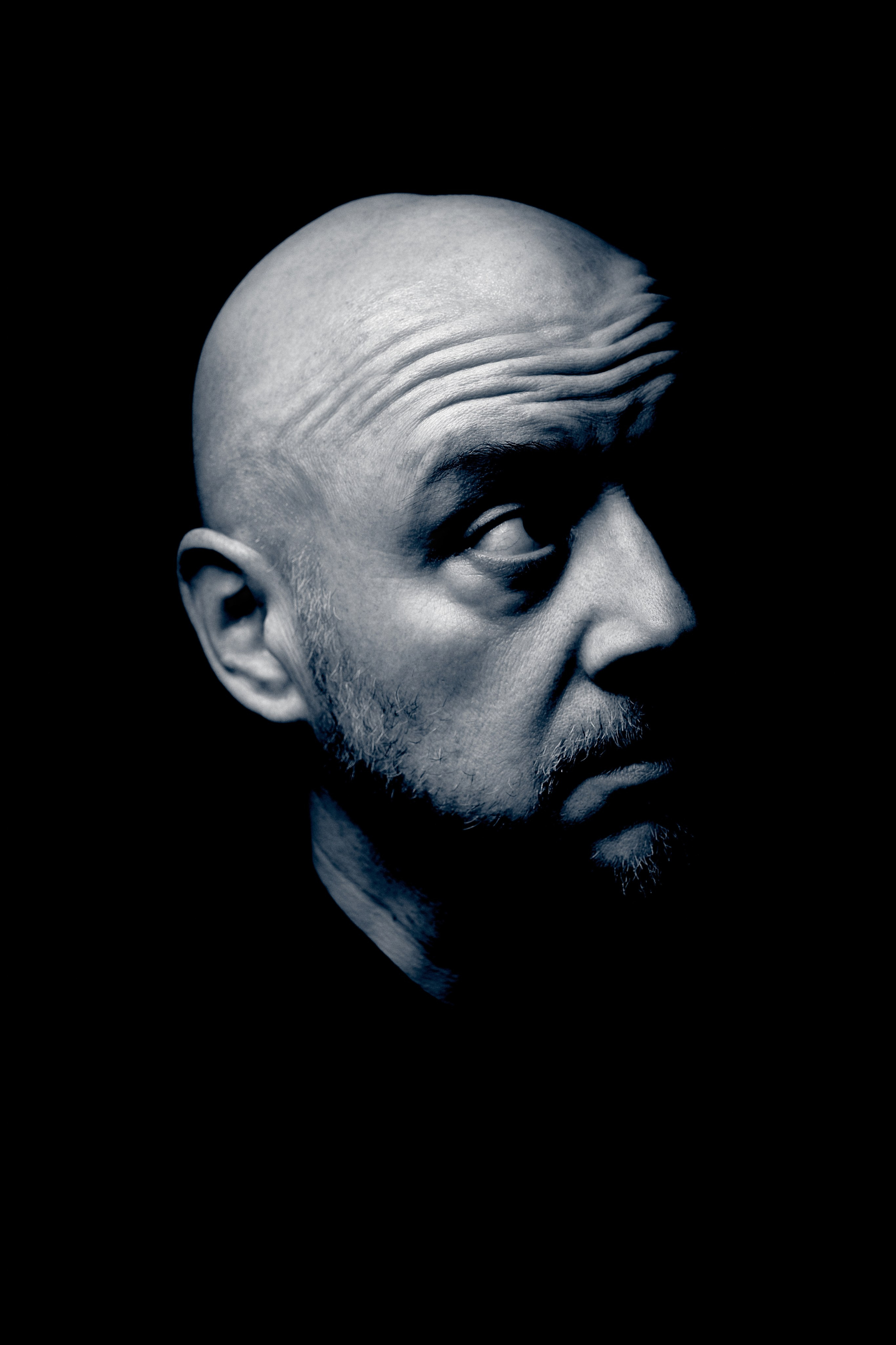 Portretowy fotograf Andriej Szypiłow - Spojrzenie na Kumpla w stylu Noir. Każdy z nas ma swoją ciemną stronę… Portret czarno-biały. BW. Black and White Portrait.