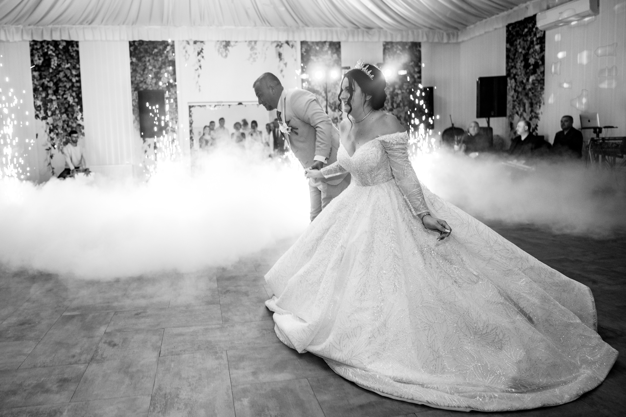 Documentary Weddings. Adrian Aioanei — Fotograf profesionist de nuntă în Iași, Suceava și București. Specializat în evenimente, portrete și fine art