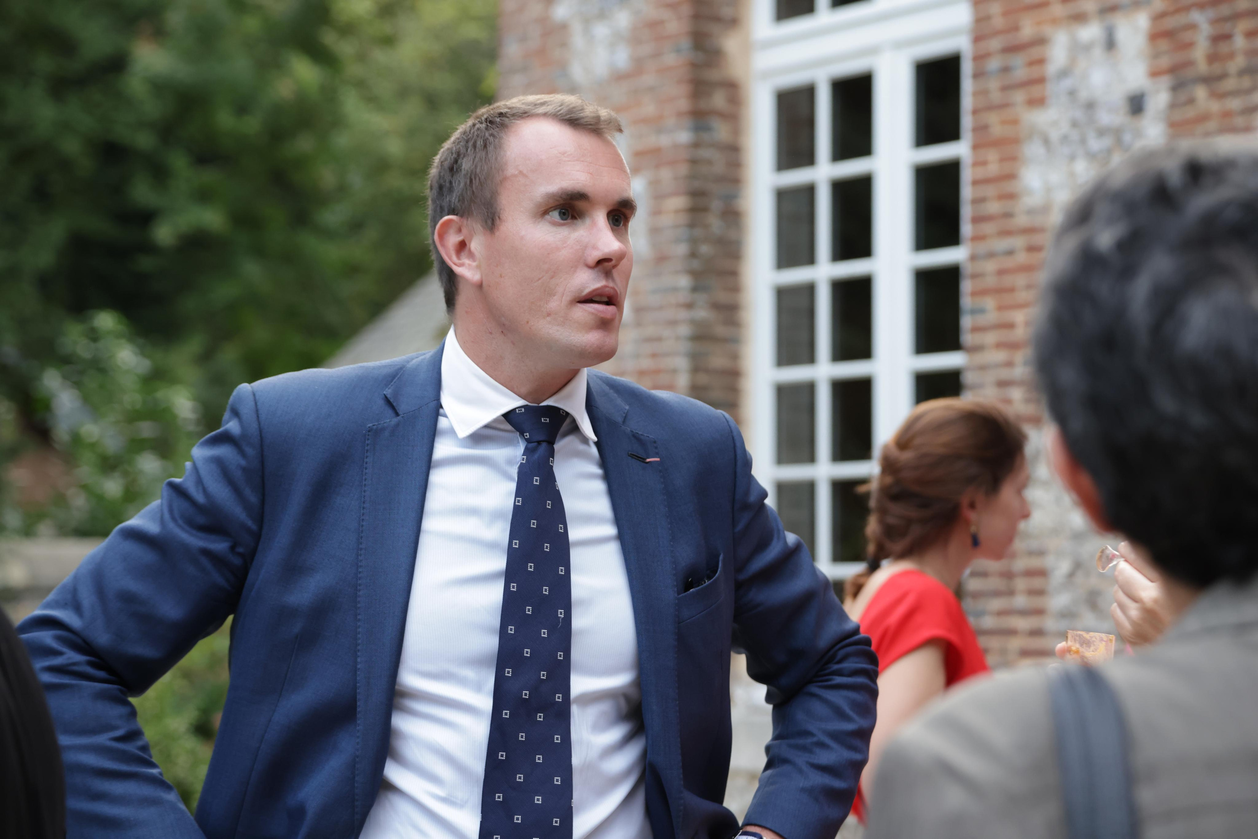 Edouard Philippe remet les insignes à Anne de Bagneaux-Savatier. Natalia Bogdanovska. Films et photographie corporate en France