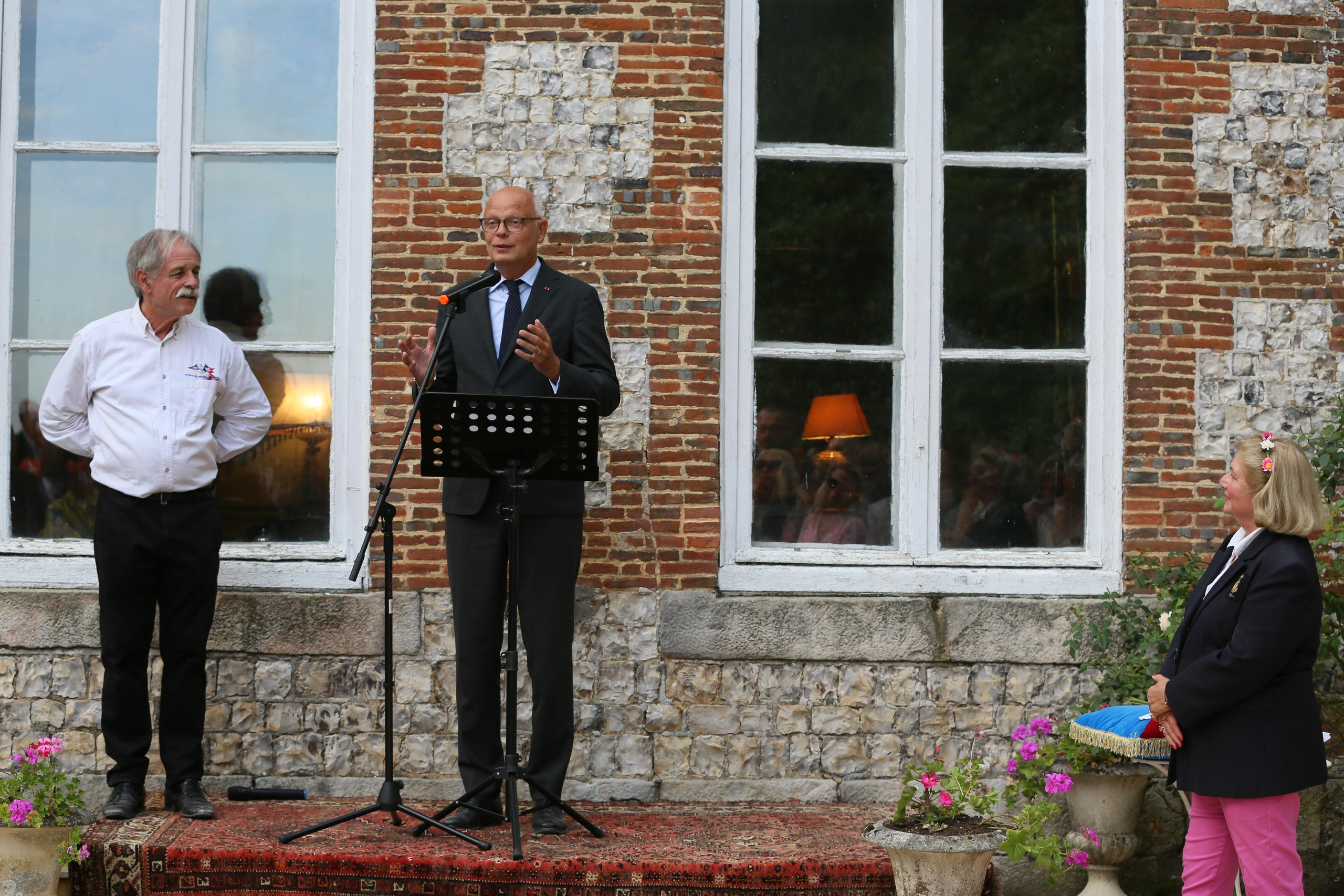 Edouard Philippe remet les insignes à Anne de Bagneaux-Savatier. Natalia Bogdanovska. Films et photographie corporate en France