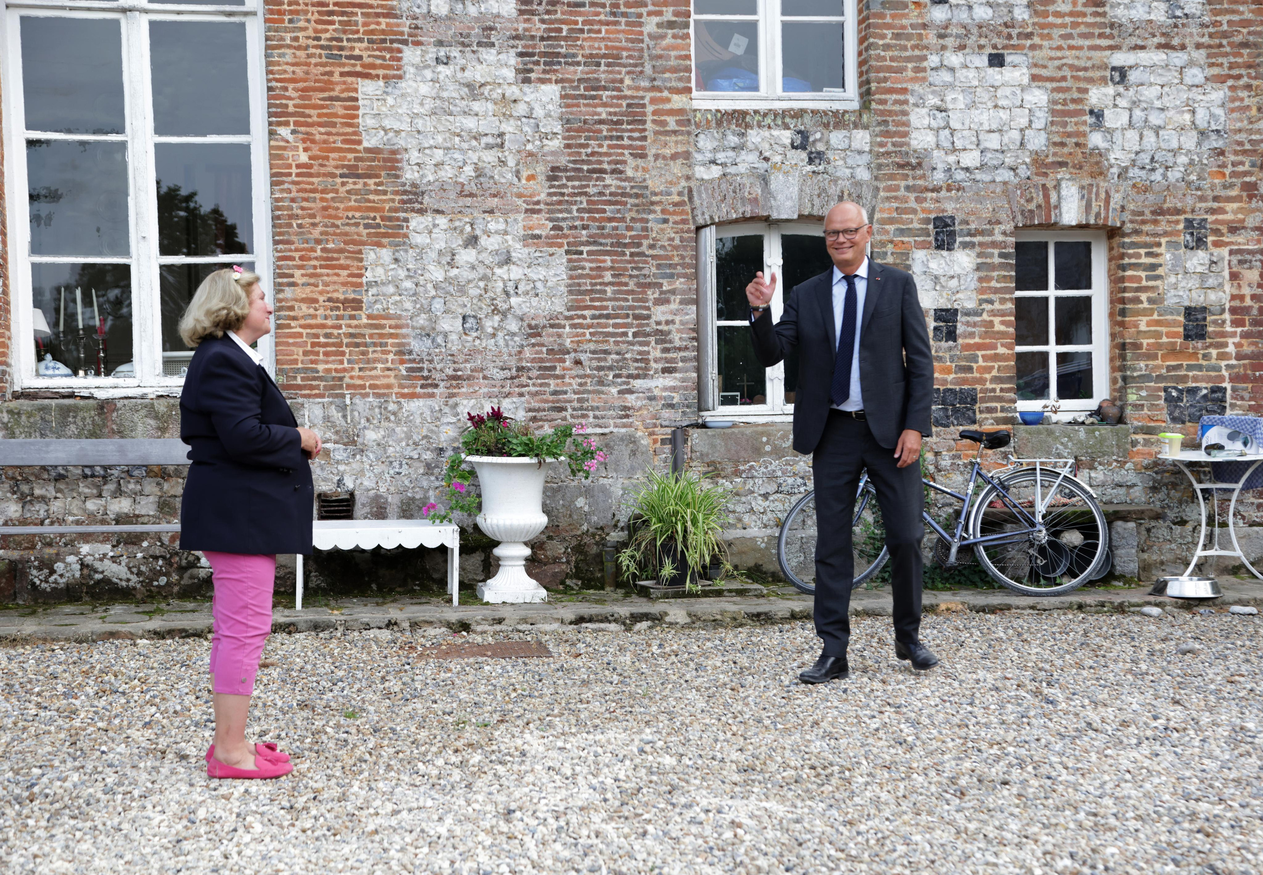 Edouard Philippe remet les insignes à Anne de Bagneaux-Savatier. Natalia Bogdanovska. Films et photographie corporate en France