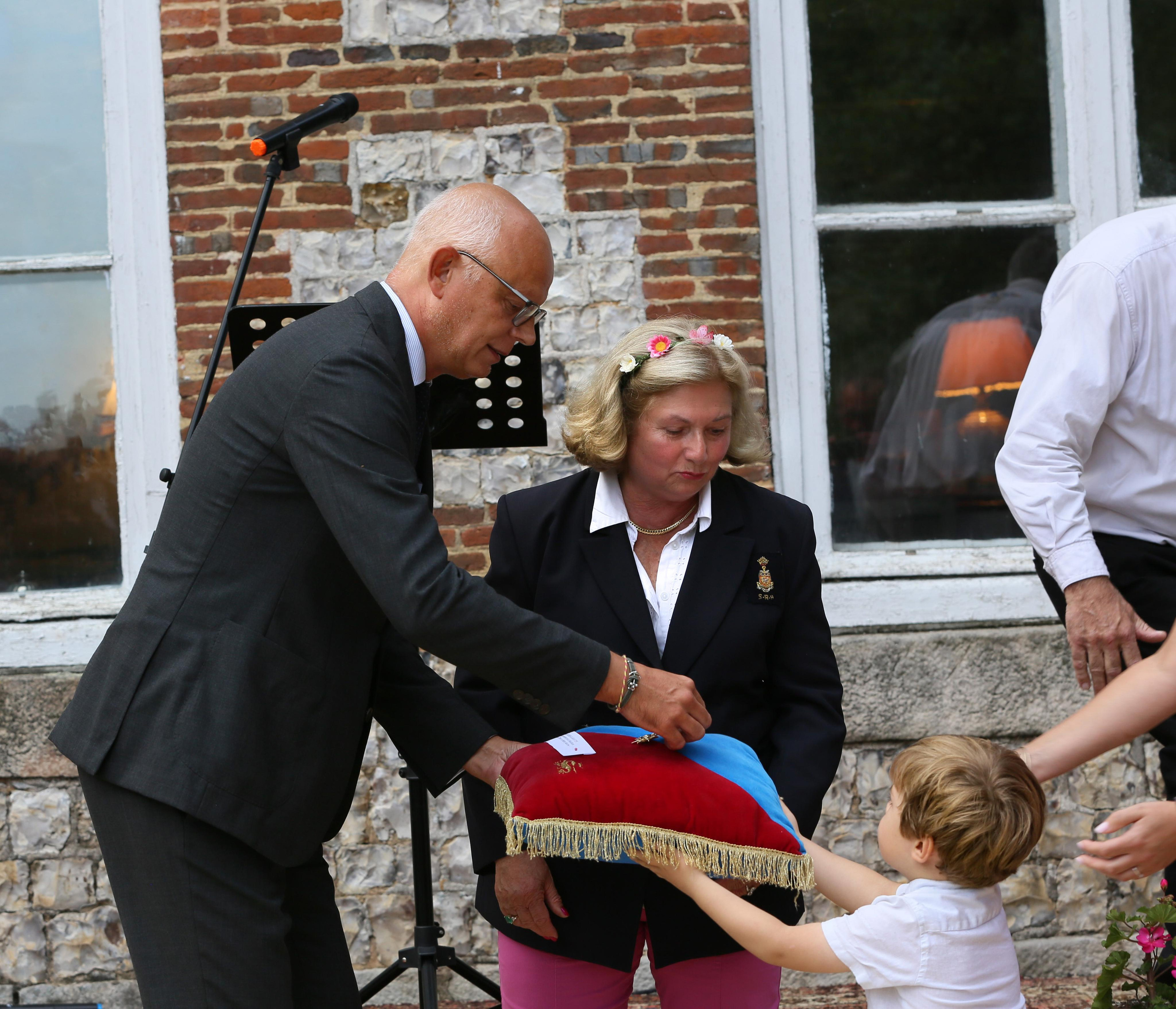 Edouard Philippe remet les insignes à Anne de Bagneaux-Savatier. Natalia Bogdanovska. Films et photographie corporate en France