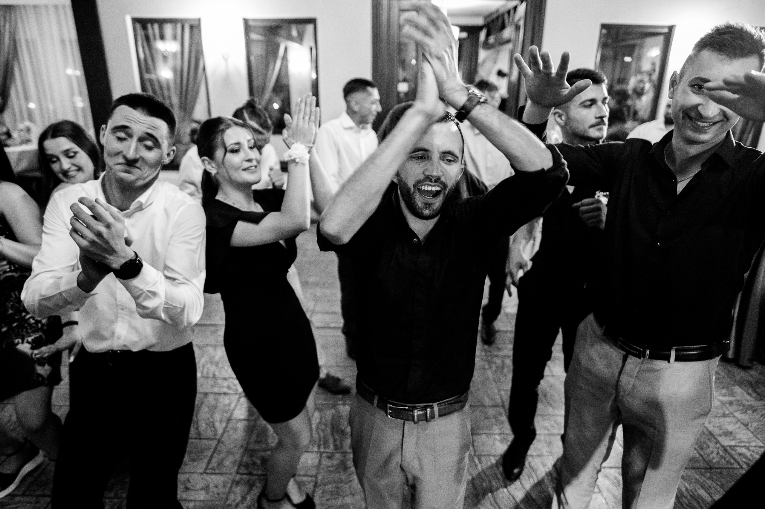 Fotograf profesionist de nuntă. Cu o abordare creativă și tehnici unice, spunem povestea voastră prin imagini pline de iubire și naturalețe. Descoperă arta fotografiei de nuntă . Fotograf Iasi, fotograf de nunta Suceava. Fotografii de nuntă. Pachet fotografii de nuntă. Fotograf Iasi, fotograf Suceava, fotograf Botosani, fotograf Romania. Servicii foto nuntă. Servicii foto-video.