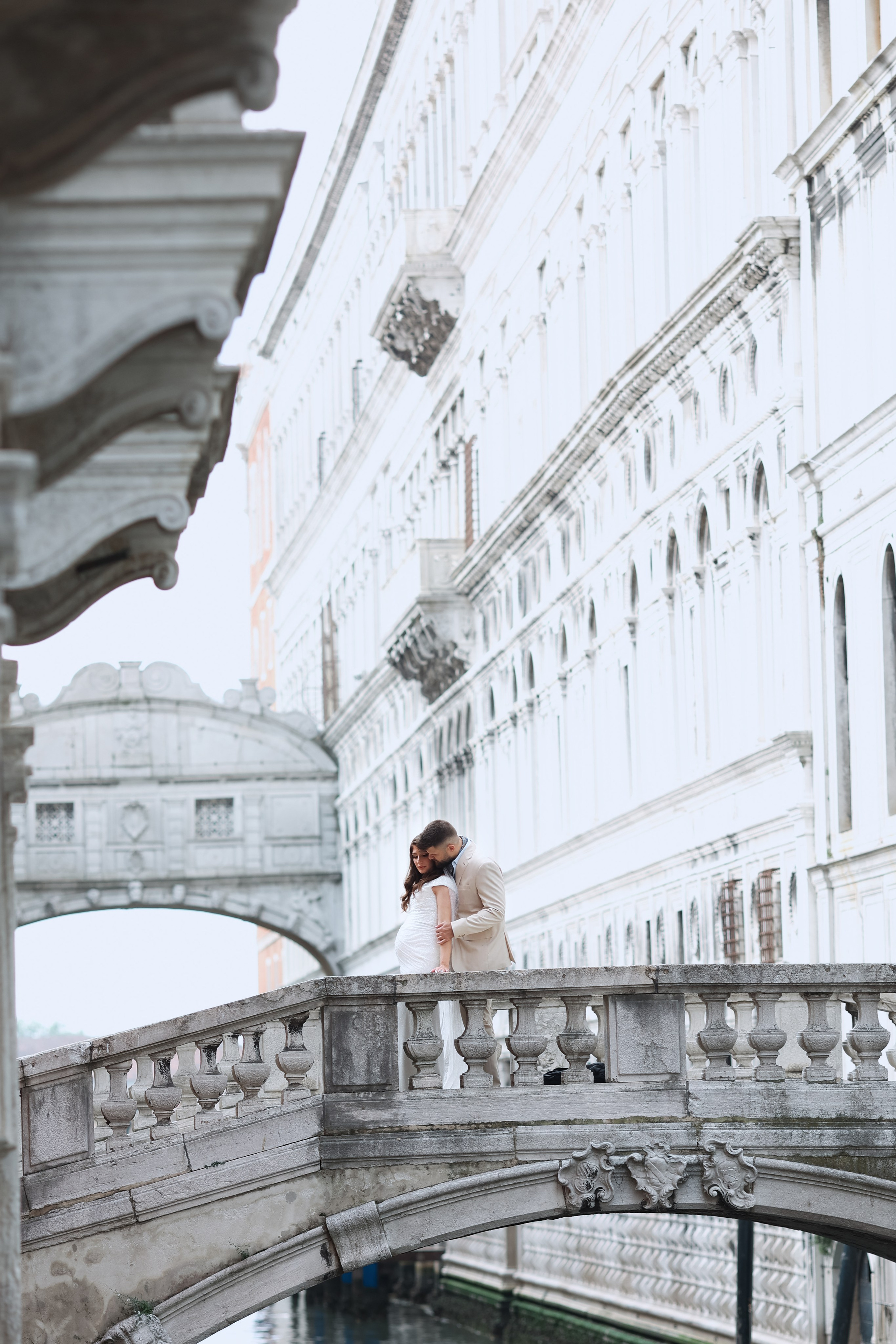 Romantic wedding photo in Venice 