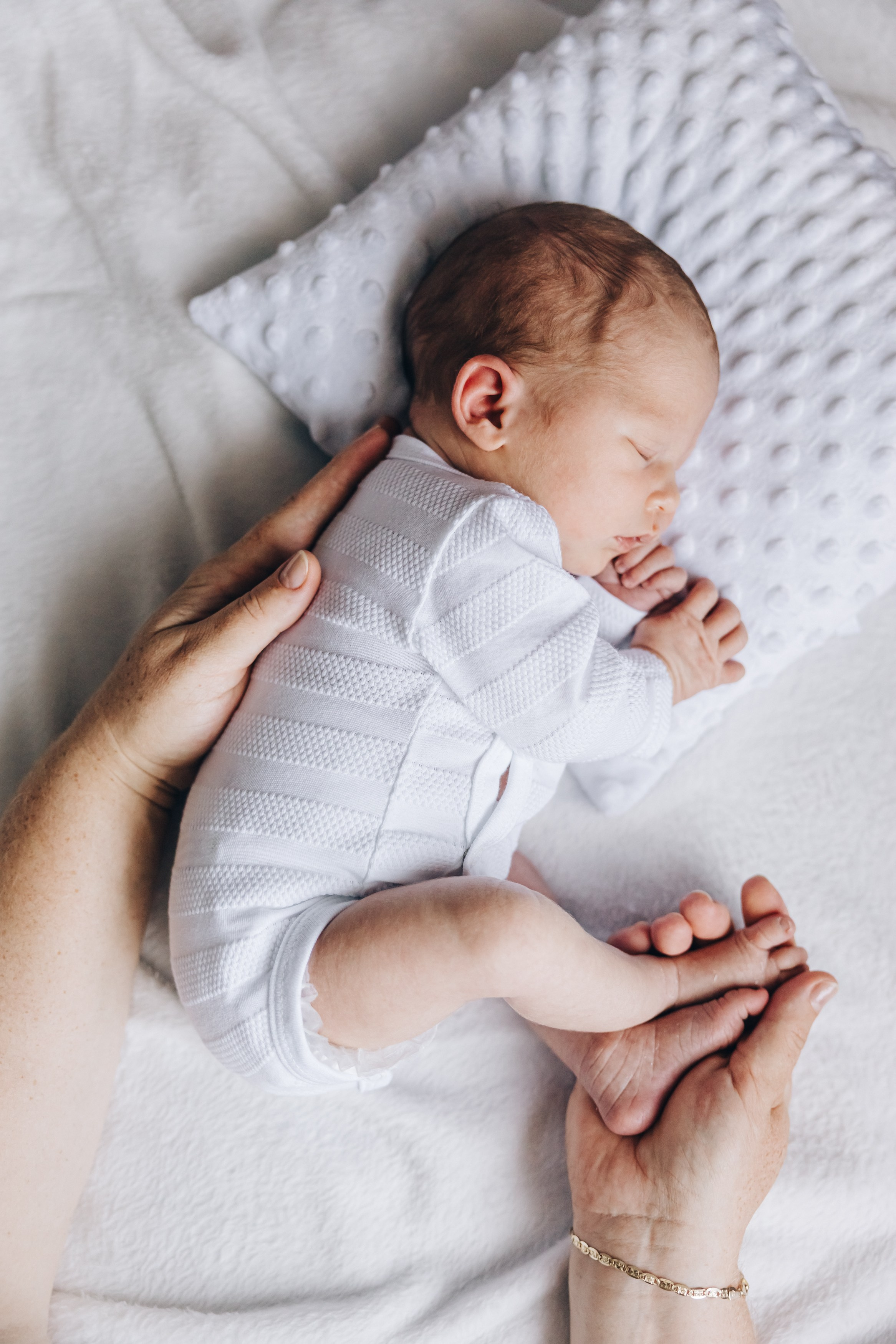 Přirozené novorozenecké focení u vás doma. Zachytím první dny vašeho miminka v teple domova – jemně, s láskou a citem pro detail. Fotograf Písek Strakonice Tabor a okolí