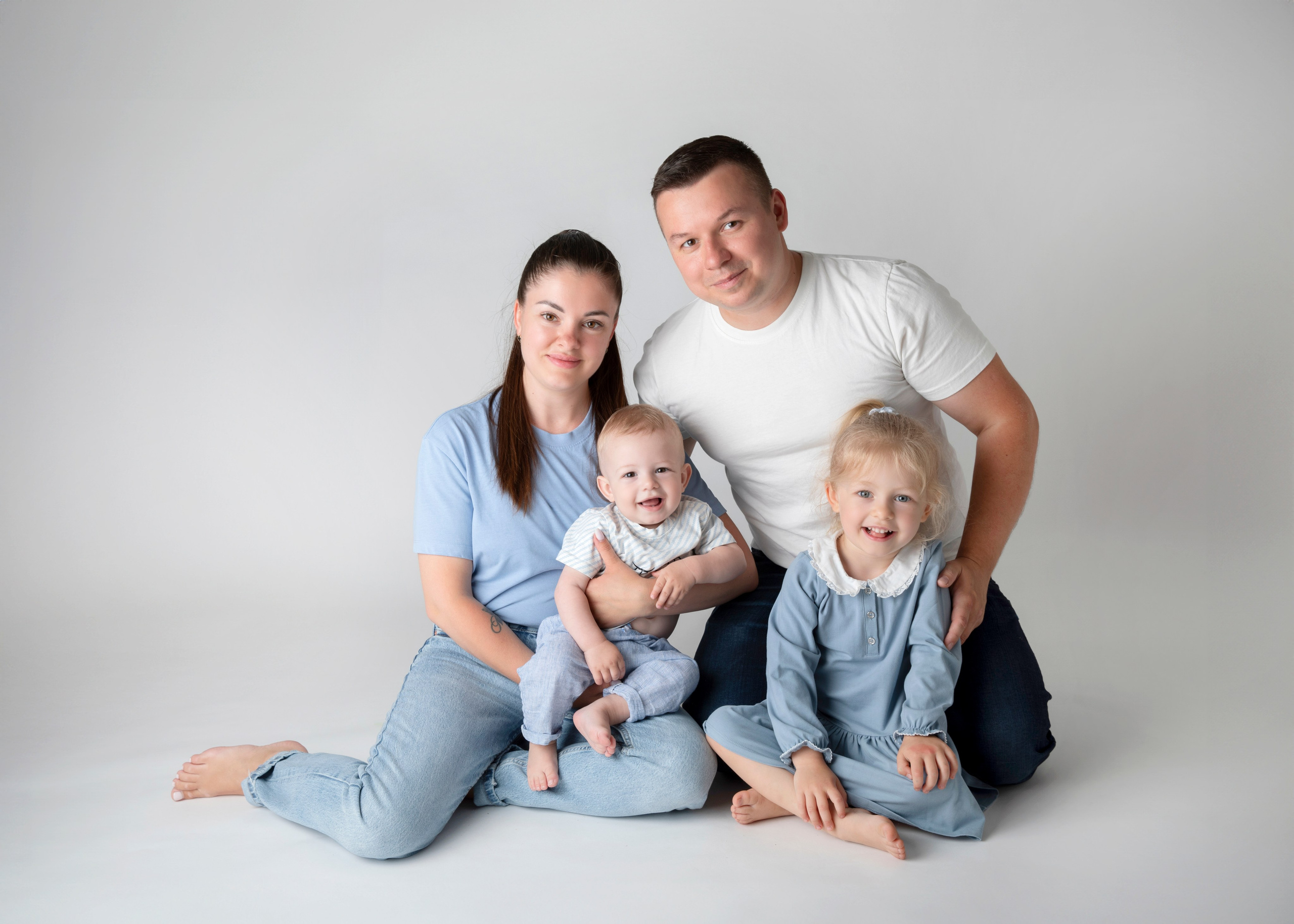En familjefotografering i vår fotostudio som visar er glädje och samhörighet i varje bild