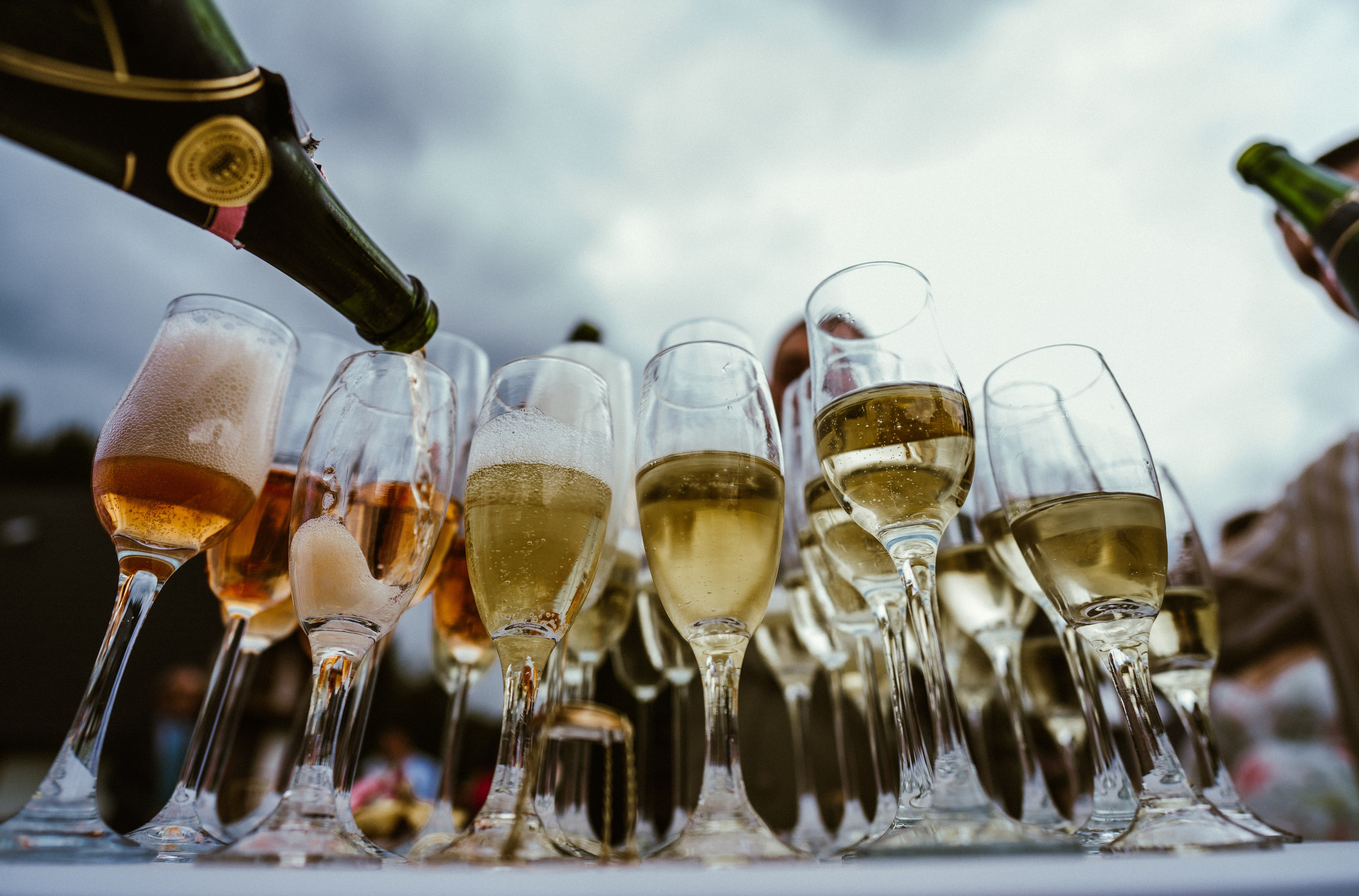 Fotograf profesionist de nuntă. Cu o abordare creativă și tehnici unice, spunem povestea voastră prin imagini pline de iubire și naturalețe. Descoperă arta fotografiei de nuntă . Fotograf Iasi, fotograf de nunta Suceava. Fotografii de nuntă. Pachet fotografii de nuntă. Fotograf Iasi, fotograf Suceava, fotograf Botosani, fotograf Romania. Servicii foto nuntă. Servicii foto-video.