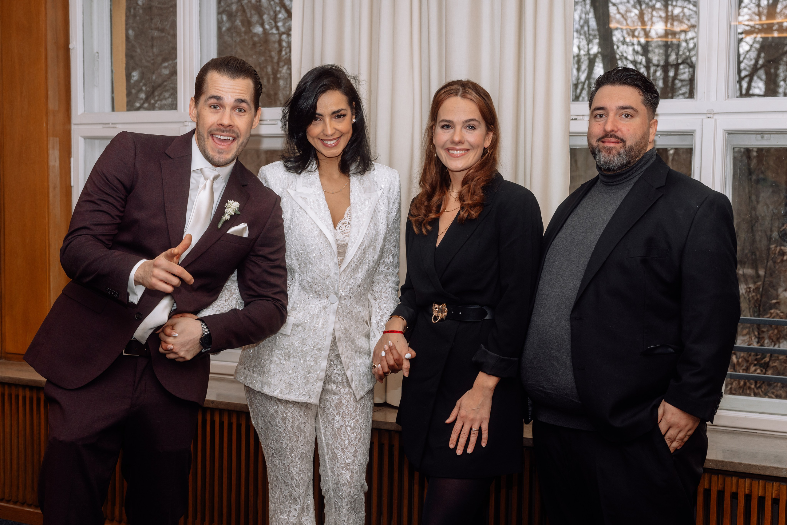 Brautpaar lacht und interagiert mit Gästen – feierliche Stimmung Mandlstraße 14