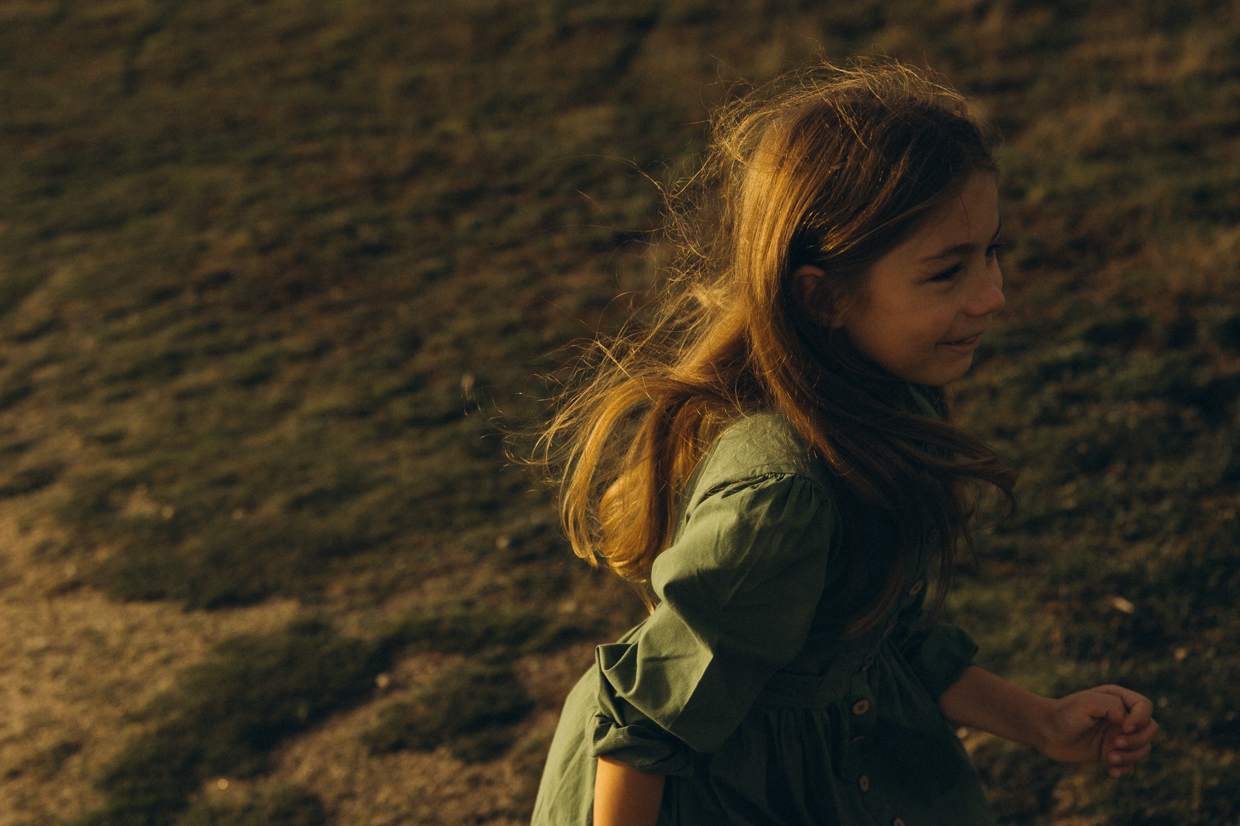 Mama und ihre zwei bezaubernden Töchter in einer familiären Fotosession. Familien & Hochzeitfotografin Nadja Holzmann
