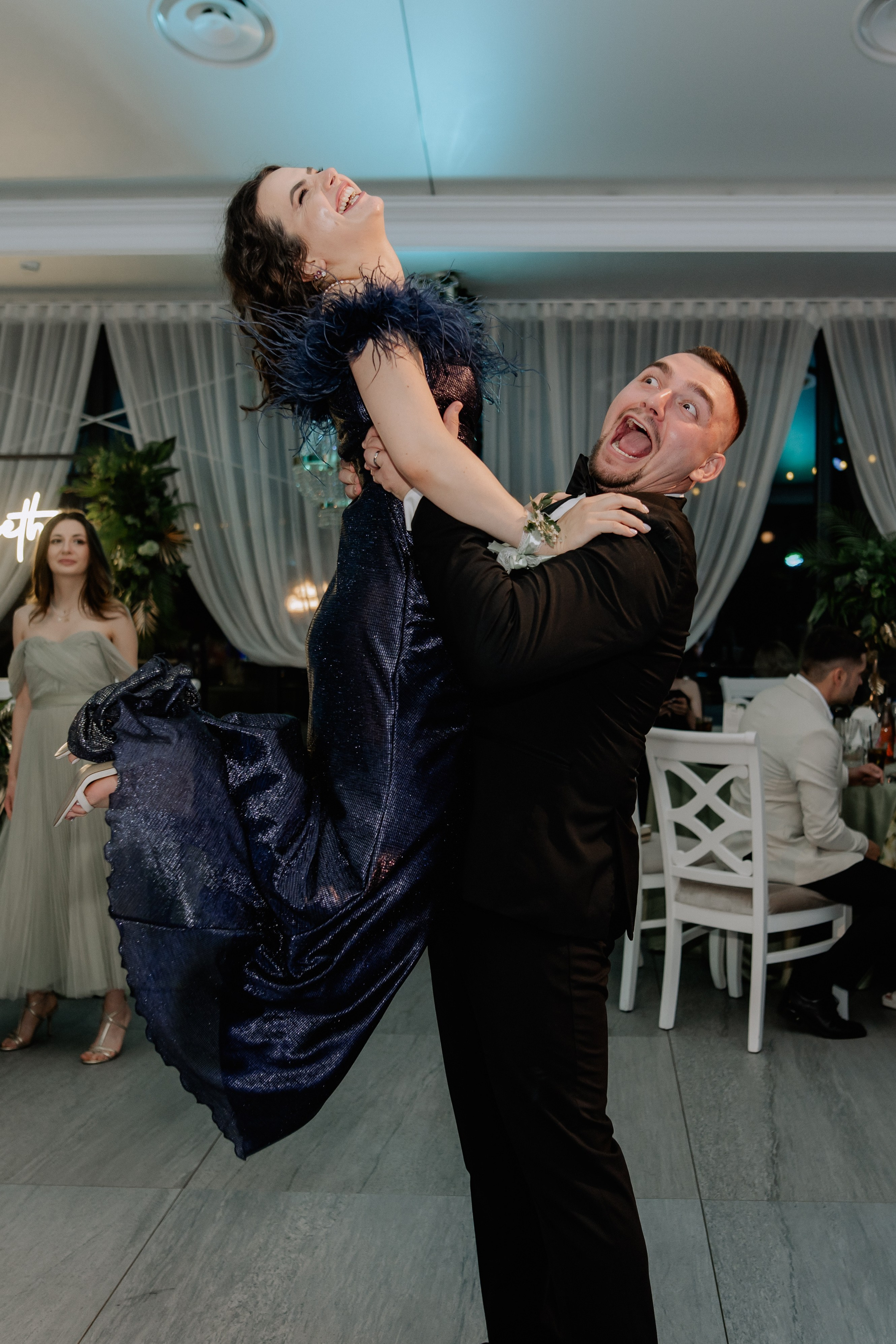 Cununie civila in aer liber , artificii de zi colorate , decor nunta , nunta la Hotel Traian. Proud Vision Weddings | Wedding Photography & Film — Servicii profesionale Foto Video Nunta Iasi