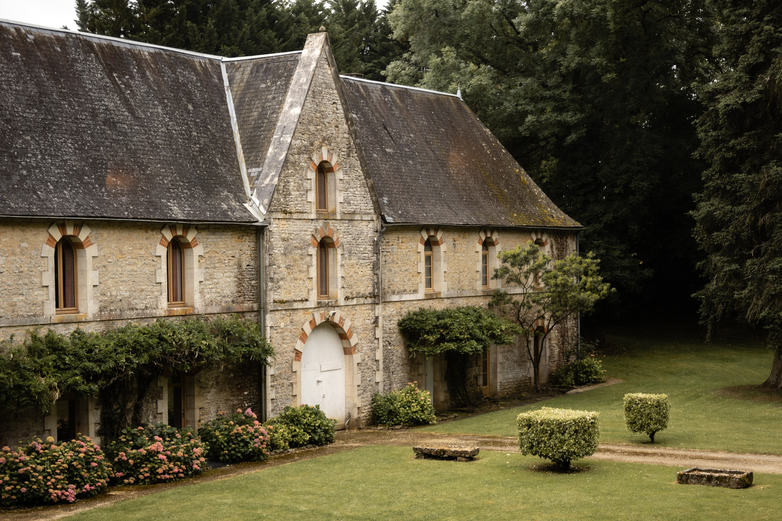 Olivia & Robbie. Wedding in South West of France at Chateau de la Borderie. Benest. Eugenie Smirnova — wedding, corporate and lifestyle photographer in Toulouse and Southwest France