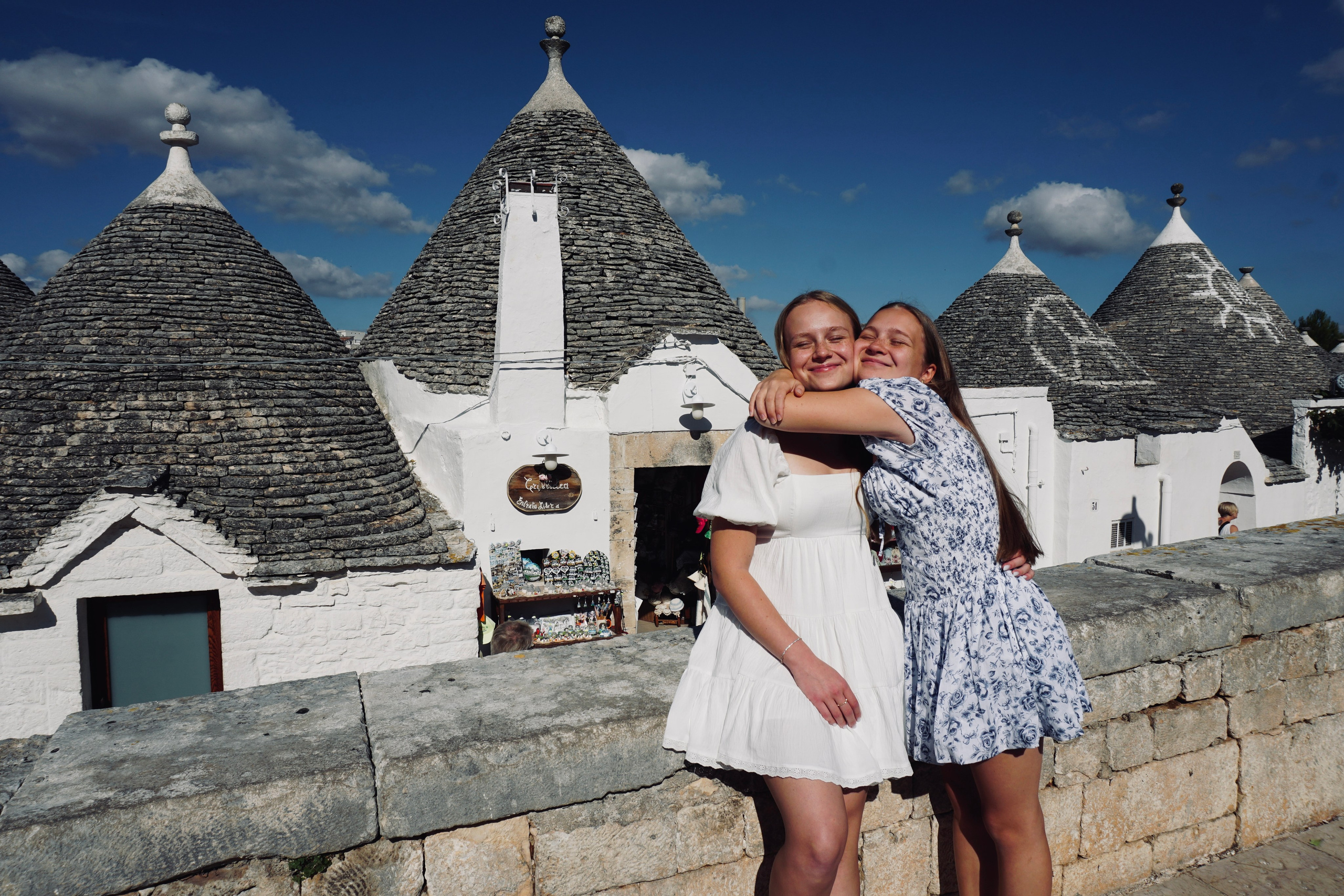 Passeggiata ad Alberobello con turisti americani felici. Videografa e Fotografa in Italia Sokhova Albina