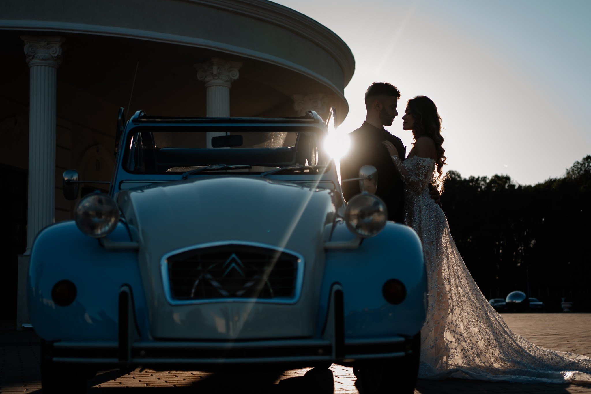 Moment emoționant între miri în ziua nunții, surprins într-un cadru natural și romantic, la Domeniul cu Ciresi. Fotografie de nuntă profesională, editată artistic pentru a evidenția emoția și eleganța evenimentului.