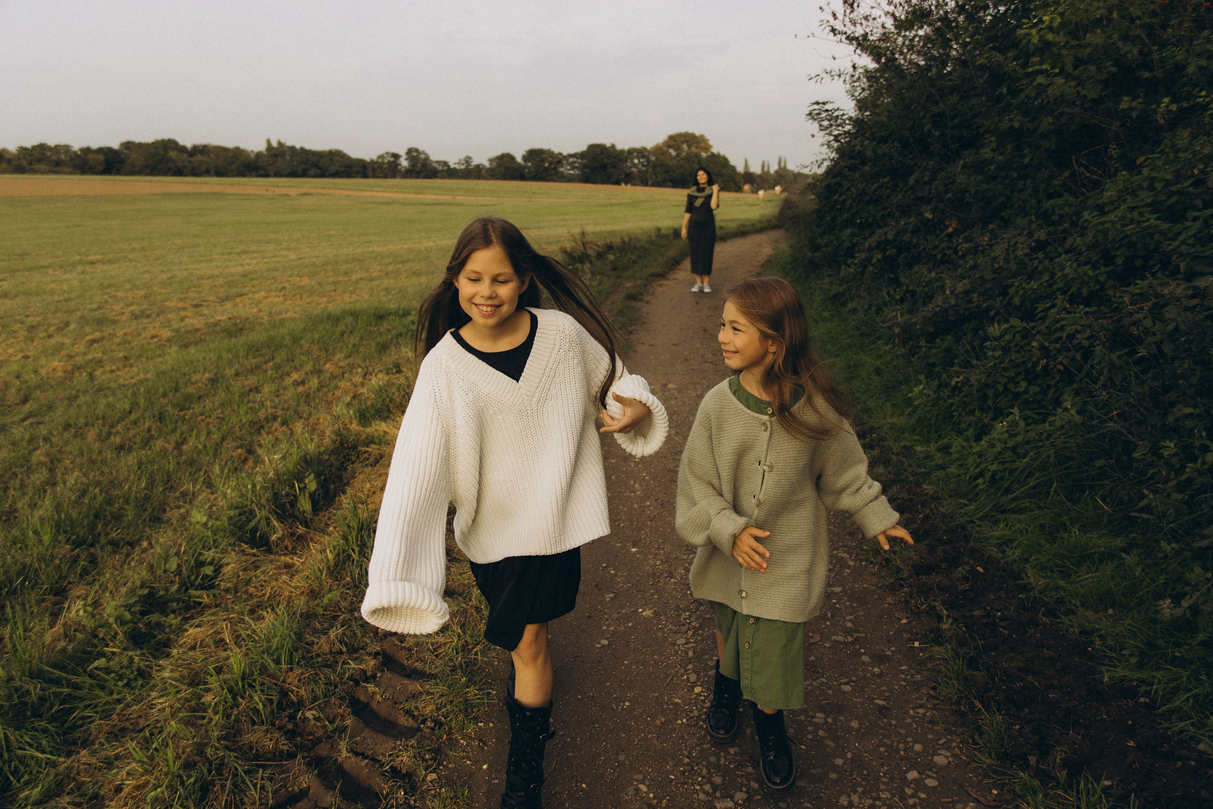 Mama und ihre zwei bezaubernden Töchter in einer familiären Fotosession. Familien & Hochzeitfotografin Nadja Holzmann