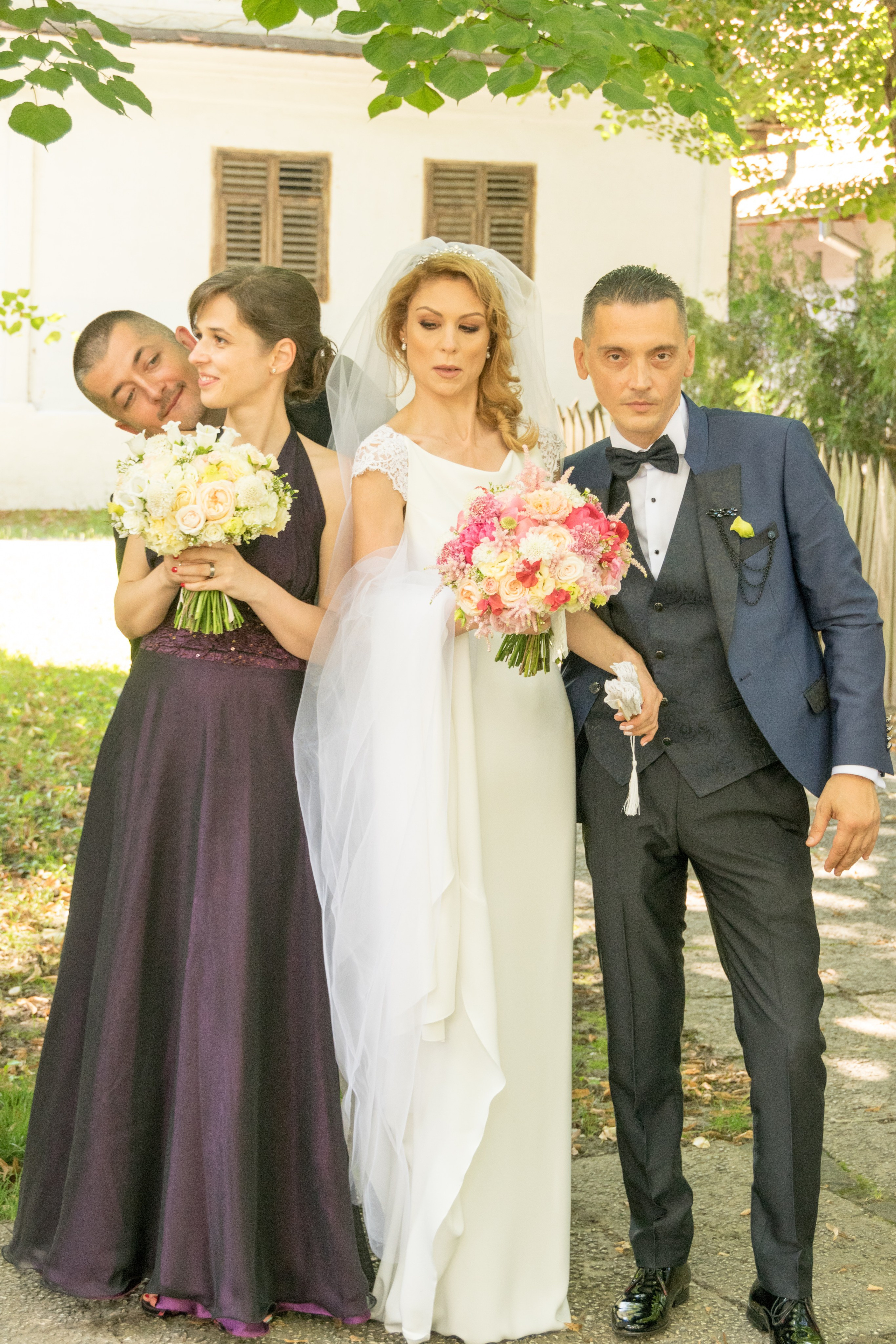 Fotografii de nunta, fotograf de nunta bucuresti, fotografii nunta biserica, pozing mireasa, obiceiuri, fotograf cununia religioasa, sedinta foto muzeul satului, fotografie profesionala nunta, fotografie de cuplu, mirii cu nasii