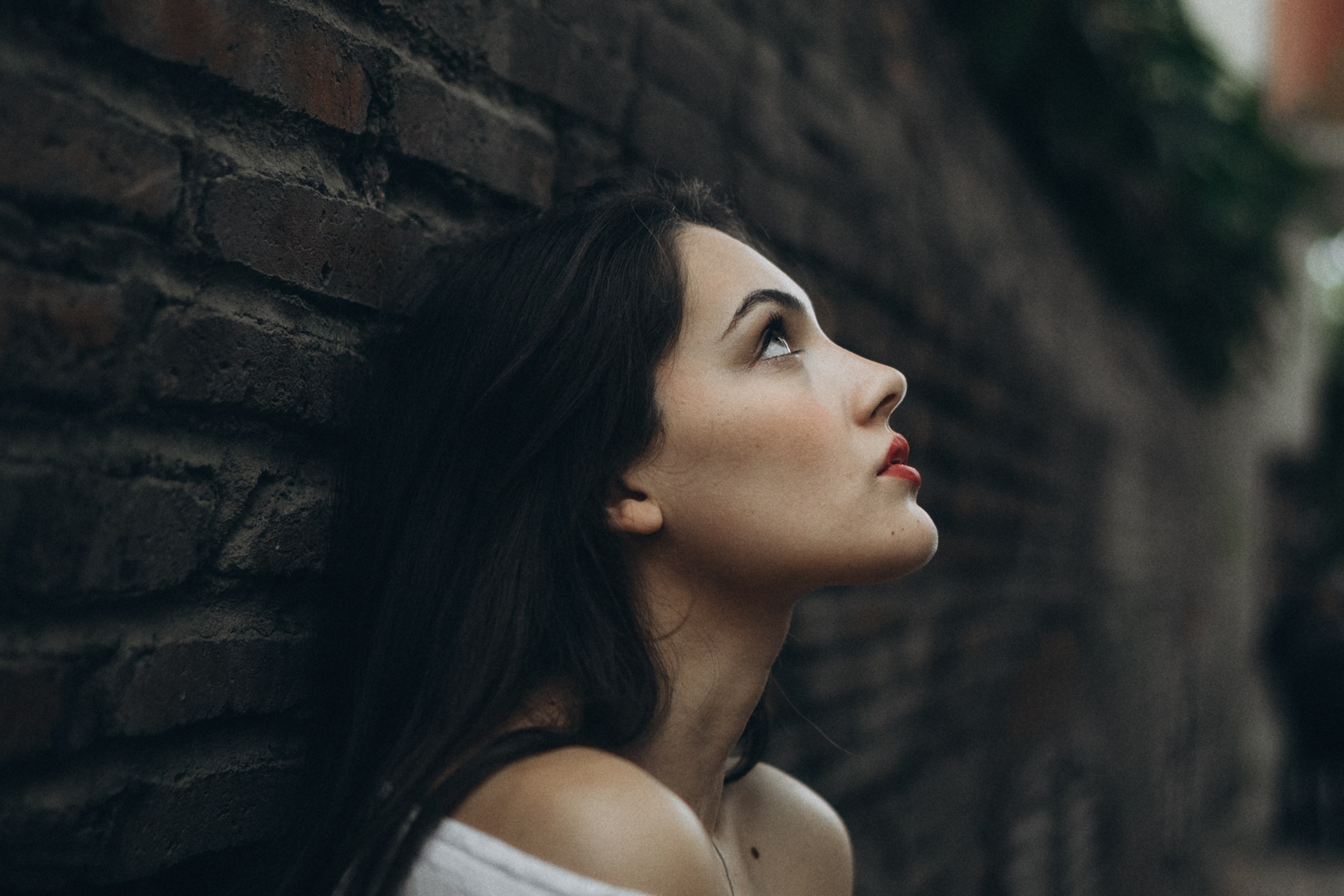 Seitenprofil einer Frau mit dunklem Haar – ausdrucksstarkes Portrait Dresden