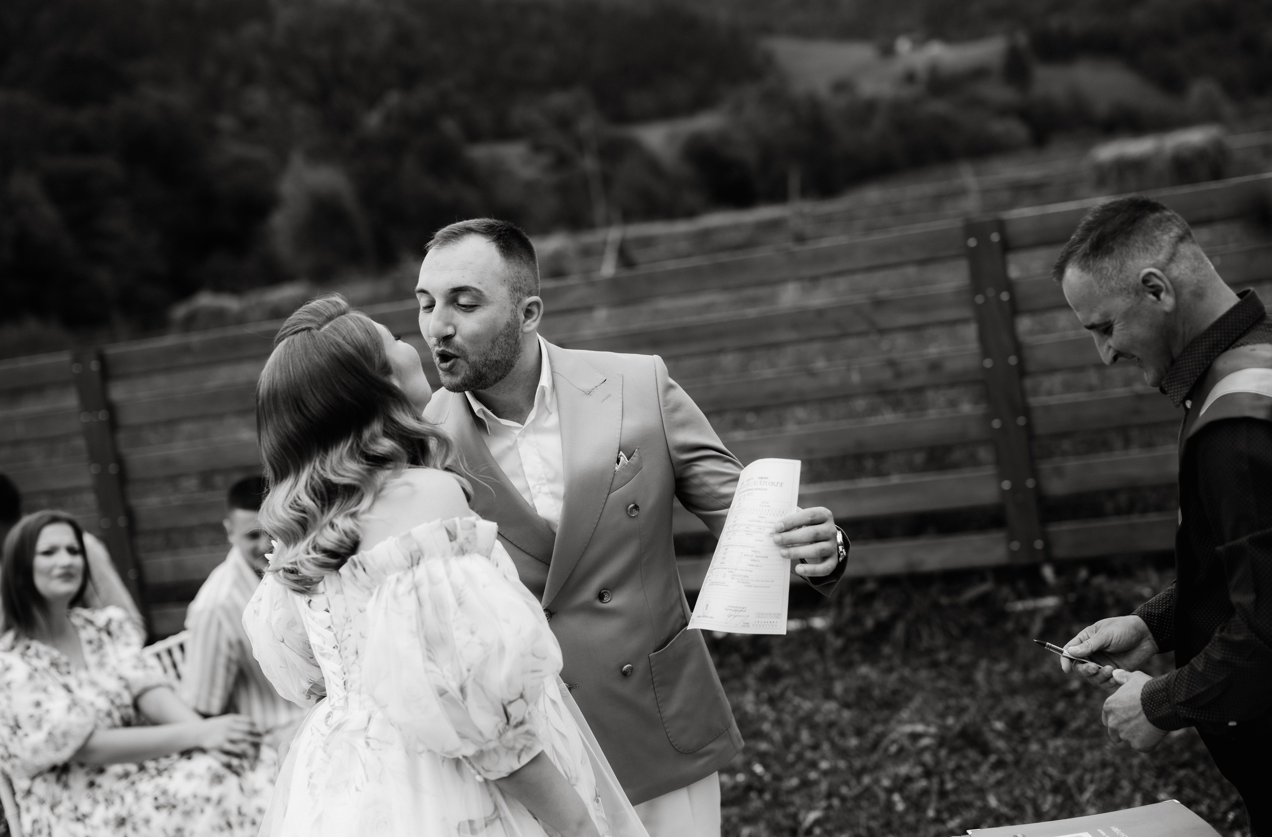 Fotograf profesionist de nuntă. Cu o abordare creativă și tehnici unice, spunem povestea voastră prin imagini pline de iubire și naturalețe. Descoperă arta fotografiei de nuntă . Fotograf Iasi, fotograf de nunta Suceava. Fotografii de nuntă. Pachet fotografii de nuntă. Fotograf Iasi, fotograf Suceava, fotograf Botosani, fotograf Romania. Servicii foto nuntă. Servicii foto-video.